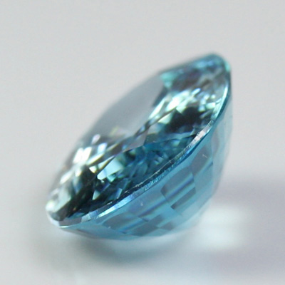 เพทายสีฟ้า (Blue Zircon) 3.87 กะรัต สีฟ้าน้ำทะเล รูปไข่