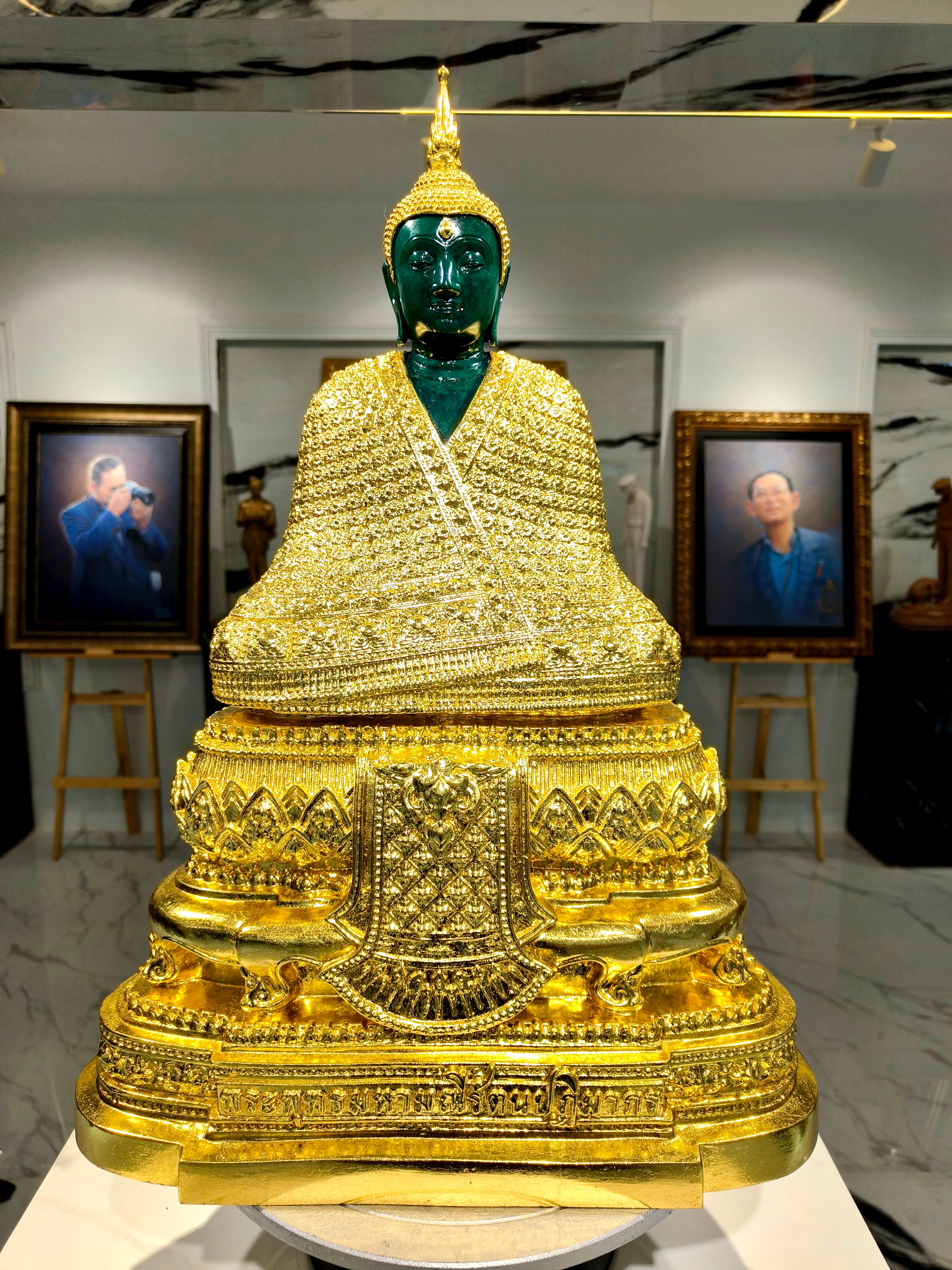 พระพุทธรูป พระแก้วมรกต ทรงเครื่องฤดูหนาว หน้าตัก 9 นิ้ว พิธีสมโภช กรุงรัตนโกสินทร์ 200 ปี วัดพระศรีรัตนศาสดาราม พ.ศ.2525