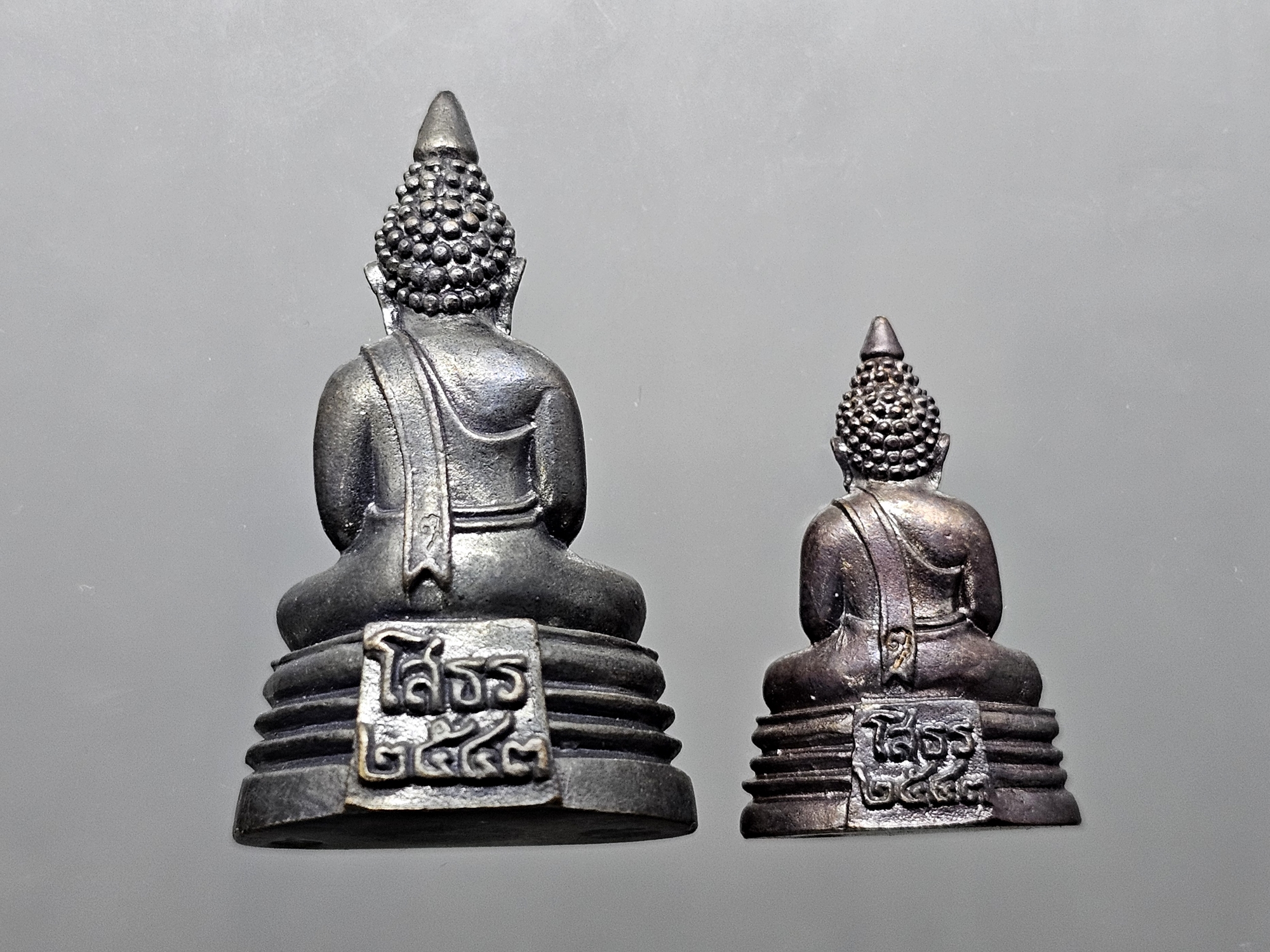 พระกริ่งพุทธโสธร "ชุด พิมพ์เล็ก พิมพ์ใหญ่" เนื้อโลหะรมดำ รุ่น ประวัติศาสตร์เปิดอาคารสำนักงาน ตำรวจแห่งชาติ พ.ศ.2543 พร้อมกล่องเดิม