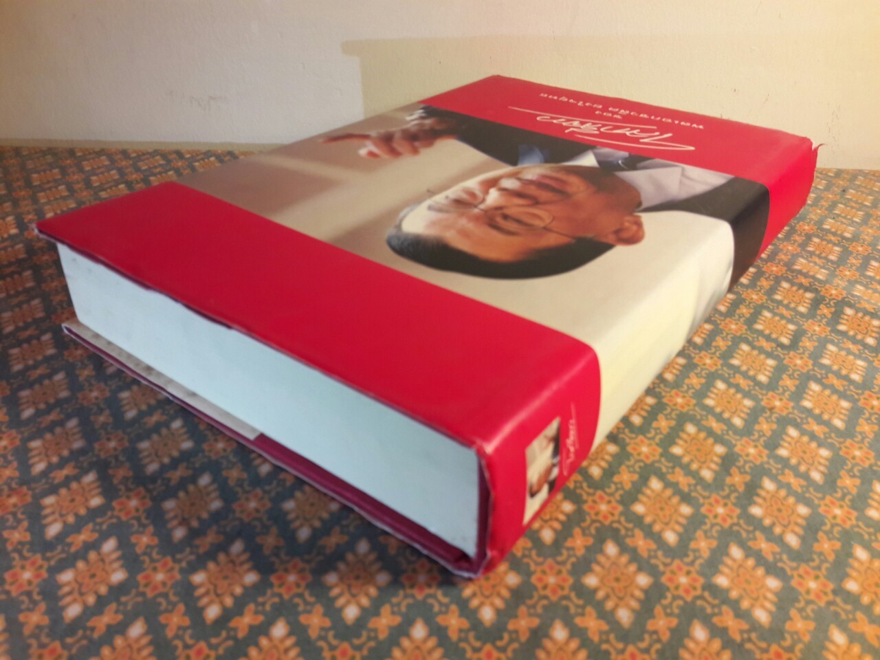 โลกสีขาวของ พลเอกชวลิต ยงใจยุทธ