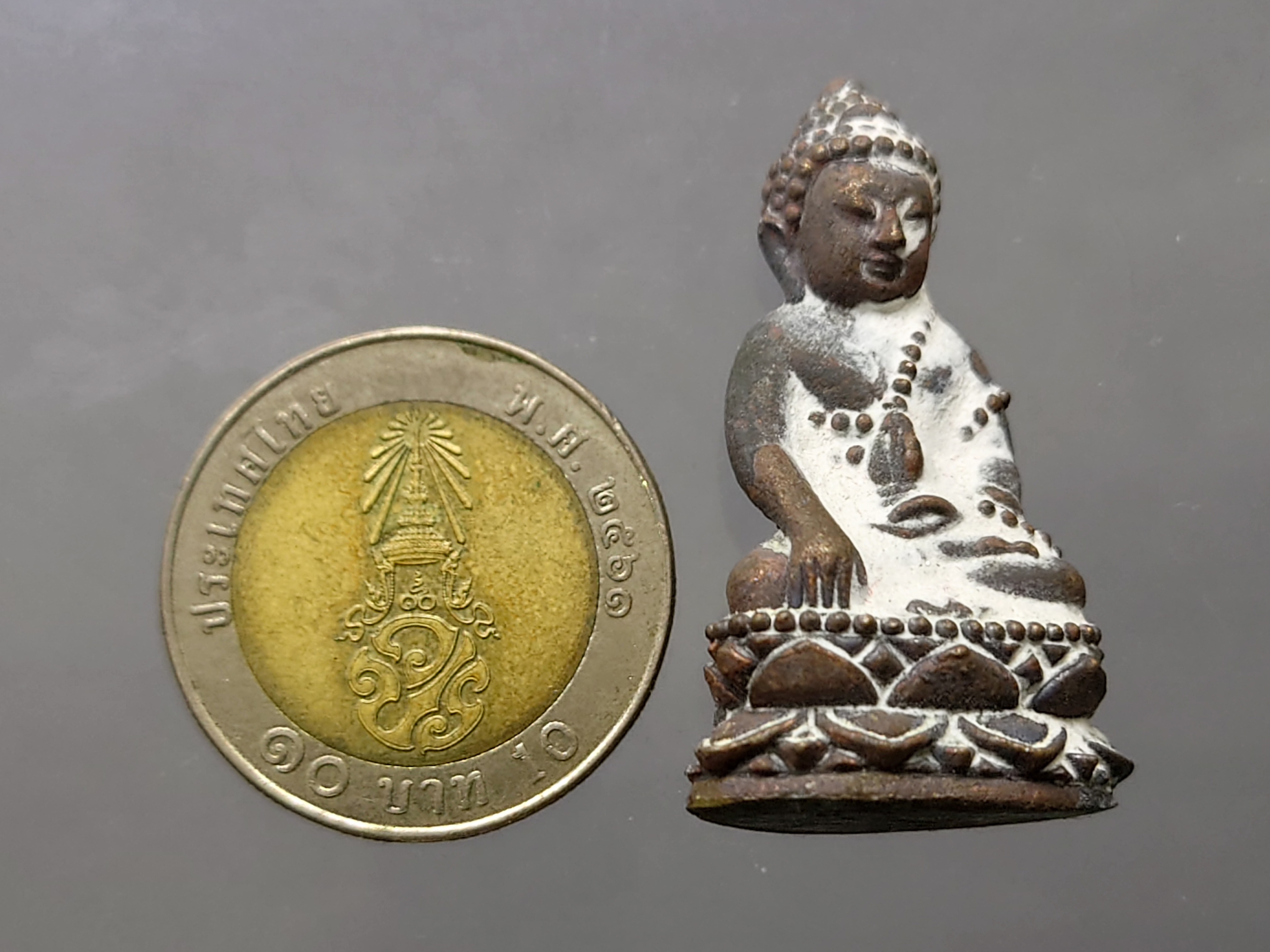 พระกริ่งญาณรังสี รุ่นมหาบารมี 79 รุ่นแรก(ไม่อุดกริ่ง) สมเด็จพระญาณสังวร วัดบวร เนื้อชนวน หล่อโบราณ ผสมชนวนพระกริ่งเก่า มีคราบเบ้า ตอกโค้ด สูง 3.8 ซม ปี 2535 กล่องเดิม