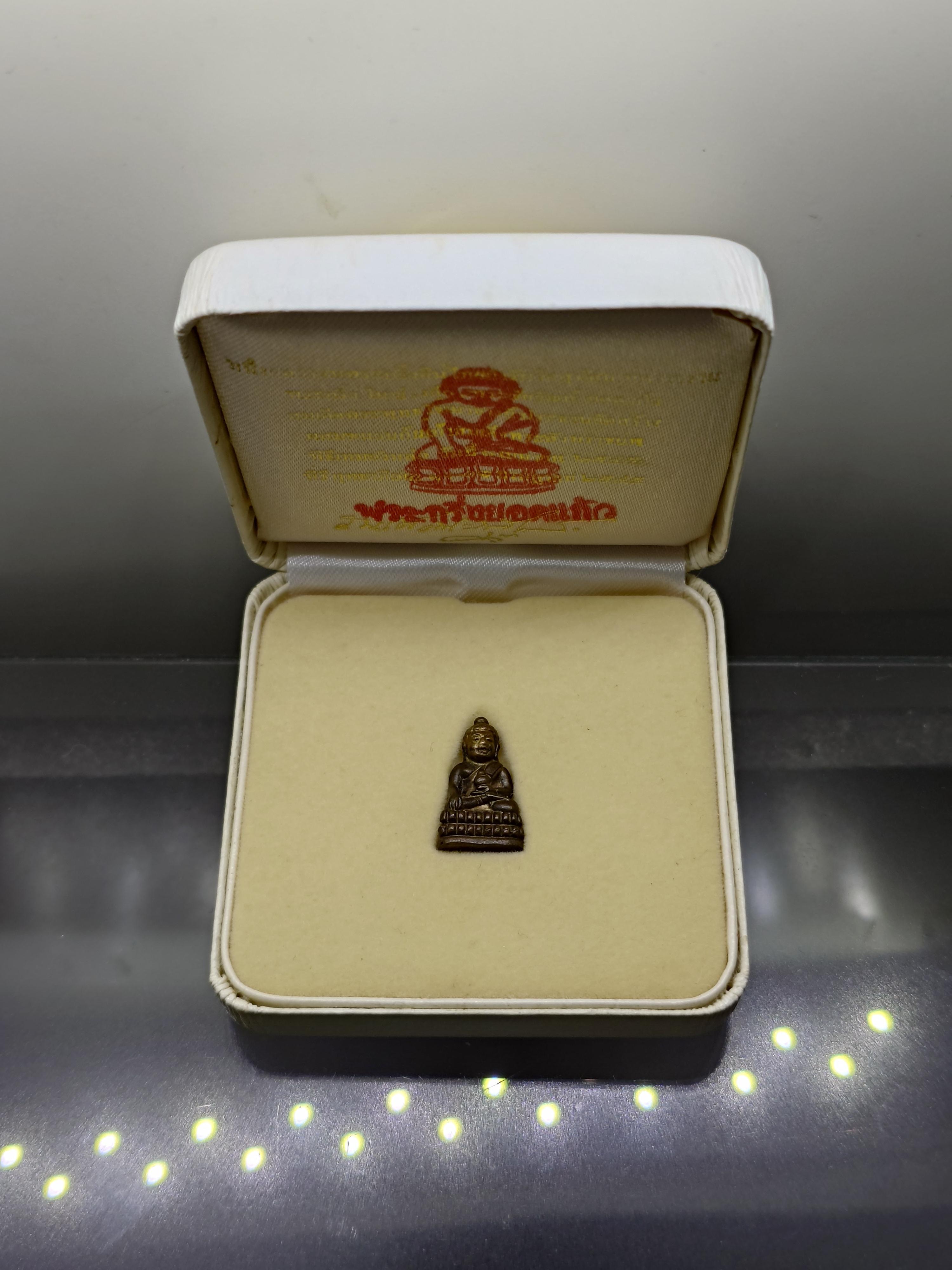 พระกริ่งยอดแก้ว สมเด็จพระพุทธโฆษาจารย์ (พุฒ) ประธานจัดสร้าง เนื้อนวะโลหะ วัดเกาะแก้วอรุณคาม (สายวัดสุทัศน์) ปี2545 พร้อมกล่องเดิม นิยม หายาก สร้างน้อย