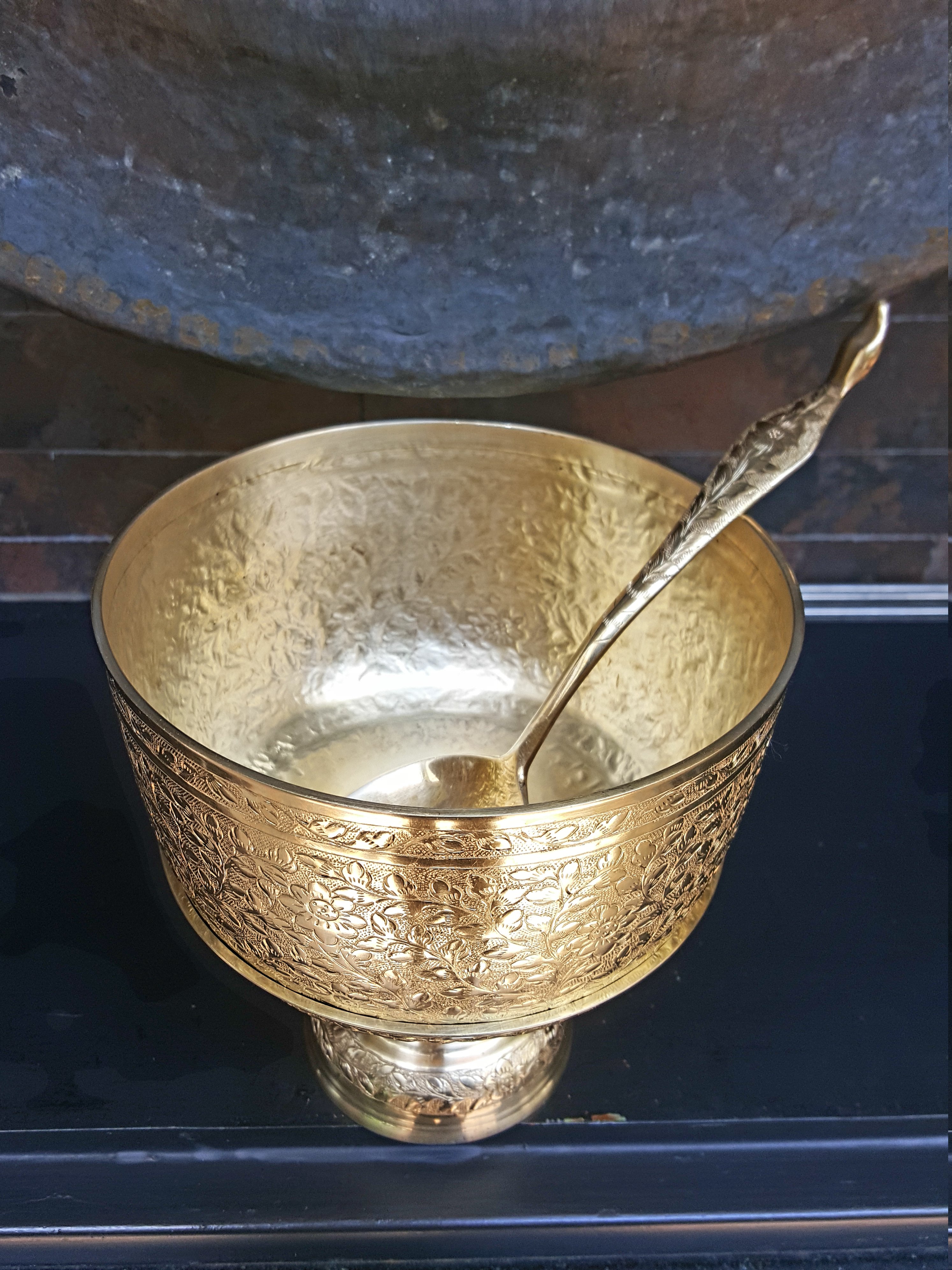 ขันพานรองตักบาตรทองเหลืองแกะลายพร้อมทัพพี สมัยอยุธยา ขนาด 5,6,7,8,9,10,12 นิ้ว เครื่องทองเหลือง