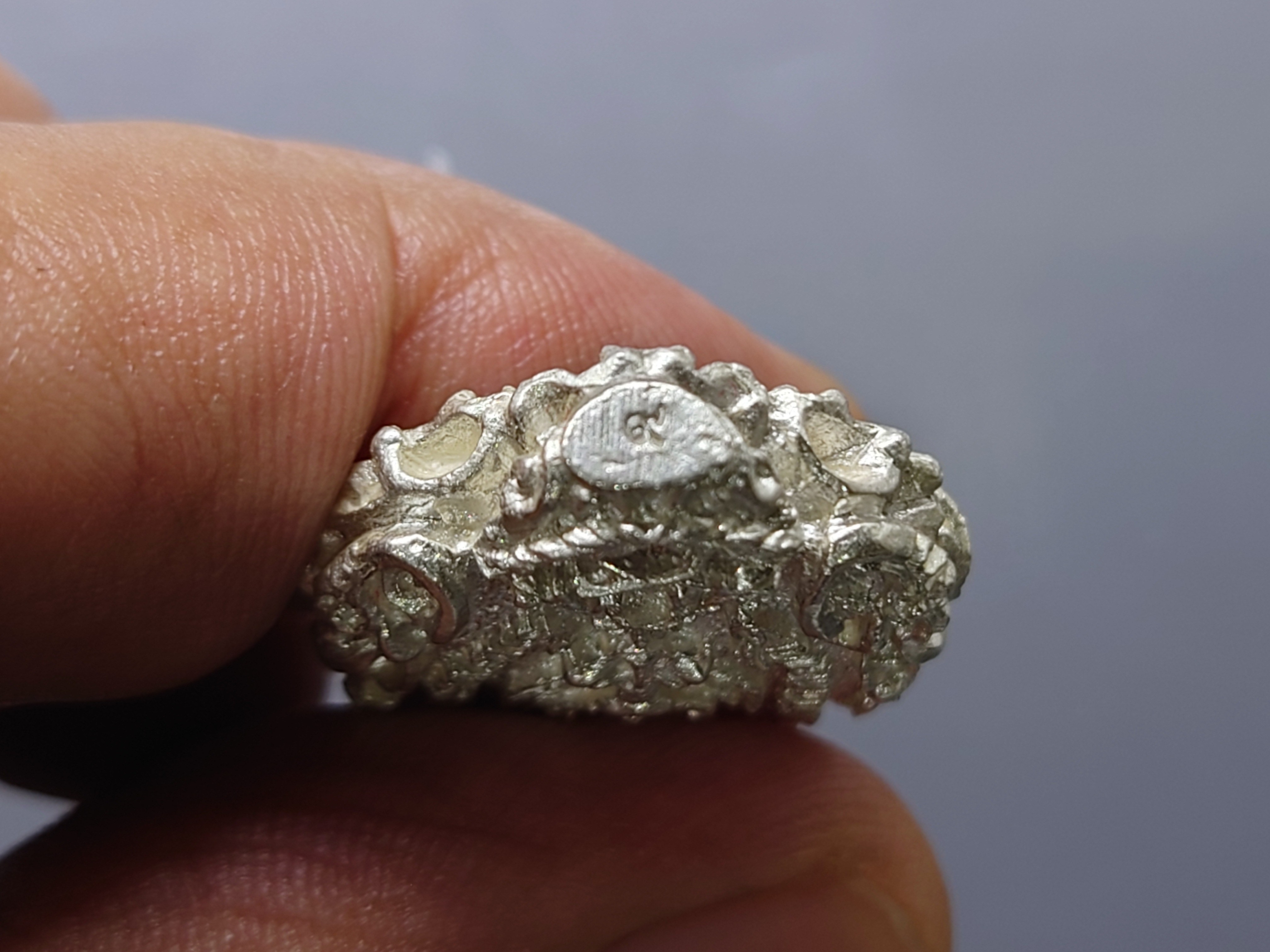 เหรียญในหลวงทรงผนวช เหรียญหล่อฉีด เนื้อเงิน พิมพ์หยดน้ำ สร้างโดยกองพลที่ 1 รักษาพระองค์ หลวงปู่โต๊ะ หลวงปู่ทิม ร่วมปลุกเสก ปี 2517 พร้อมบัตรรับรองพระแท้