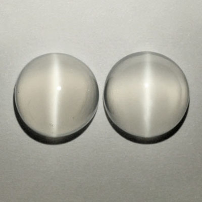 มูนสโตนตาแมว หรือ มุกดาหารตาเเมว (Cat's eye Moonstone) น้ำหนักรวม 6.66 กะรัต สีขาว เนื้อเนียน มีตาเเมว มาเป็นคู่