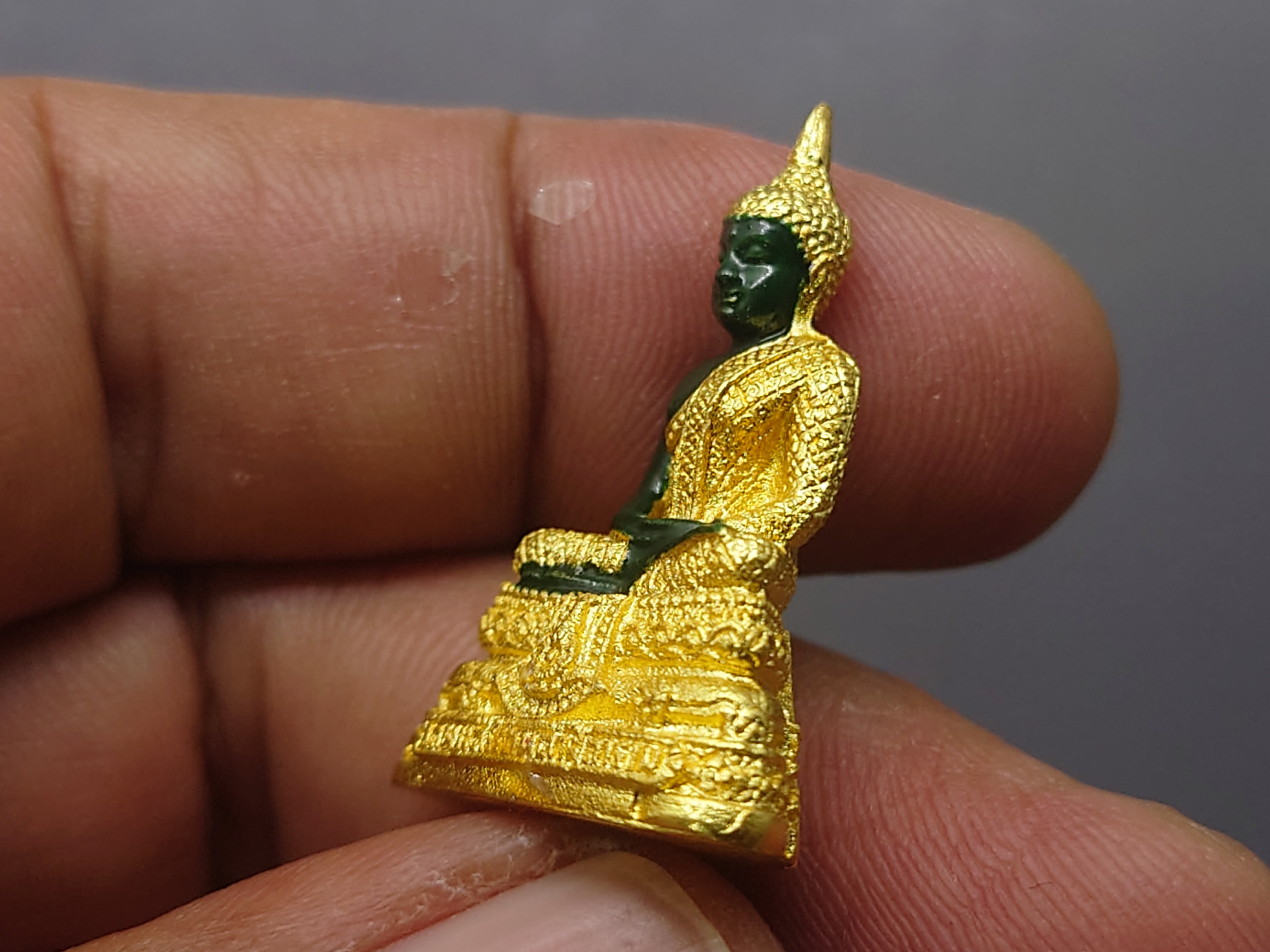 พระแก้วมรกต ทรงเครื่องฤดูฝน เนื้อโลหะเคลือบสีเขียว เครื่องทรงชุบทอง ขนาดสูง 3 เซน สำนักพระราชวัง สร้าง พุทธาภิเษก ณ วัดพระศรีรัตนศาสดาราม พ.ศ.2547 พร้อมตลับเดิม