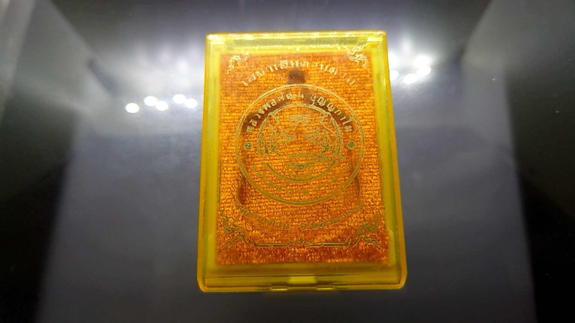 เหรียญเสมาเสือคาบดาบ รุ่น1 อัลปาก้าลงยาธงชาติ (แจกยกลัง)หลังยาน้ำเงิน ตอกพิเศษ ตอกหัวเสือ หลวงพ่อพัฒน์ วัดห้วยด้วน โคท 94