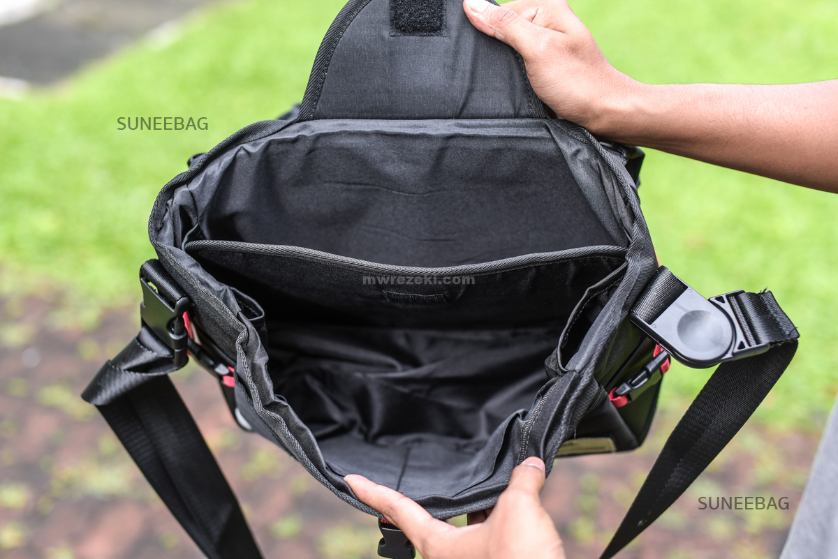 กระเป๋าสะพายข้างผู้ชาย เนื้อผ้า Oxford Spinning กันน้ำสีดำ รหัส A014