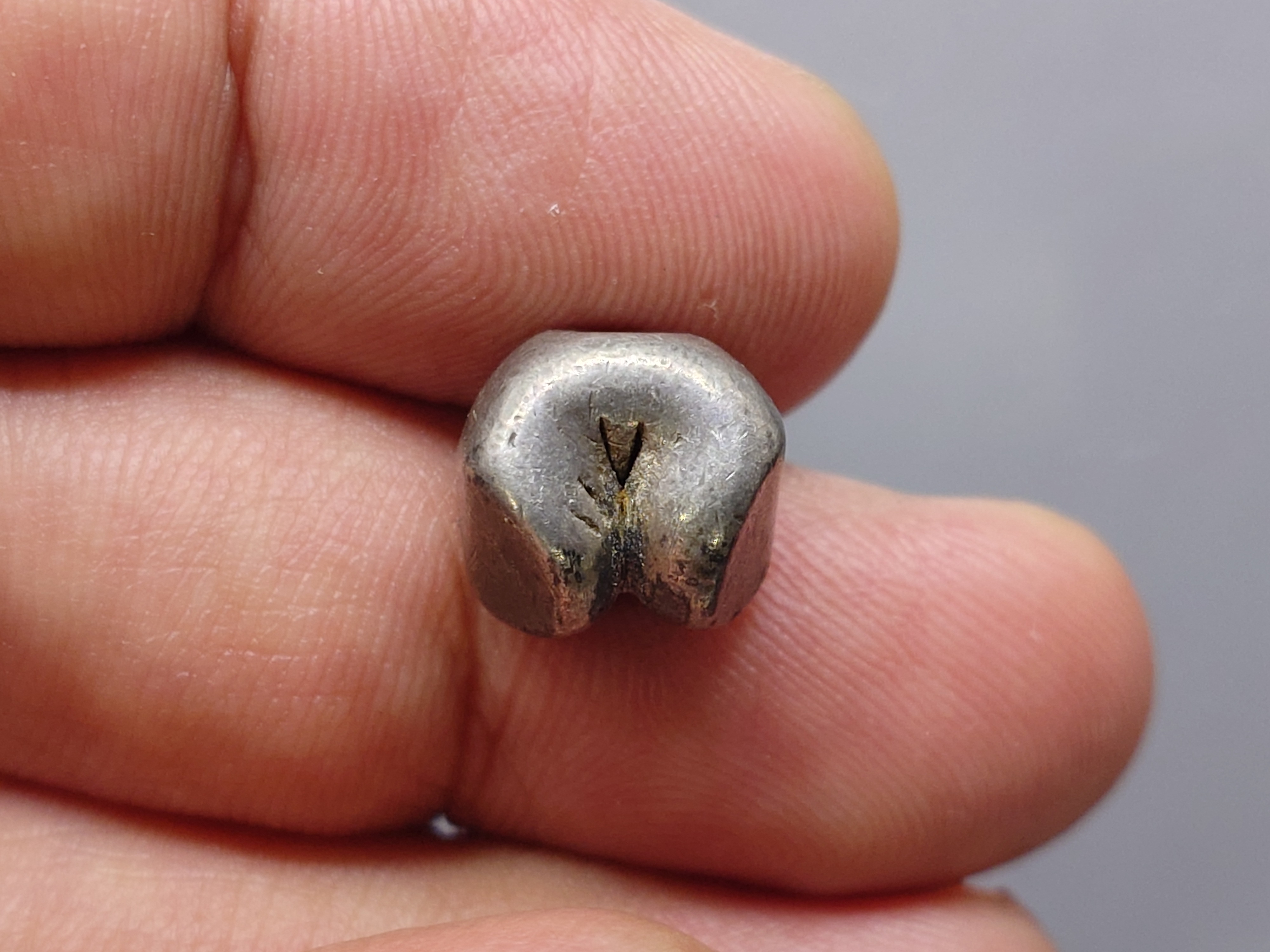 พดด้วง ขนาด 2 สลึง ตราพระแสงจักร - ปราสาท สมัยรัชกาลที่3 ปี2367 ขนาดหายาก สภาพสวย