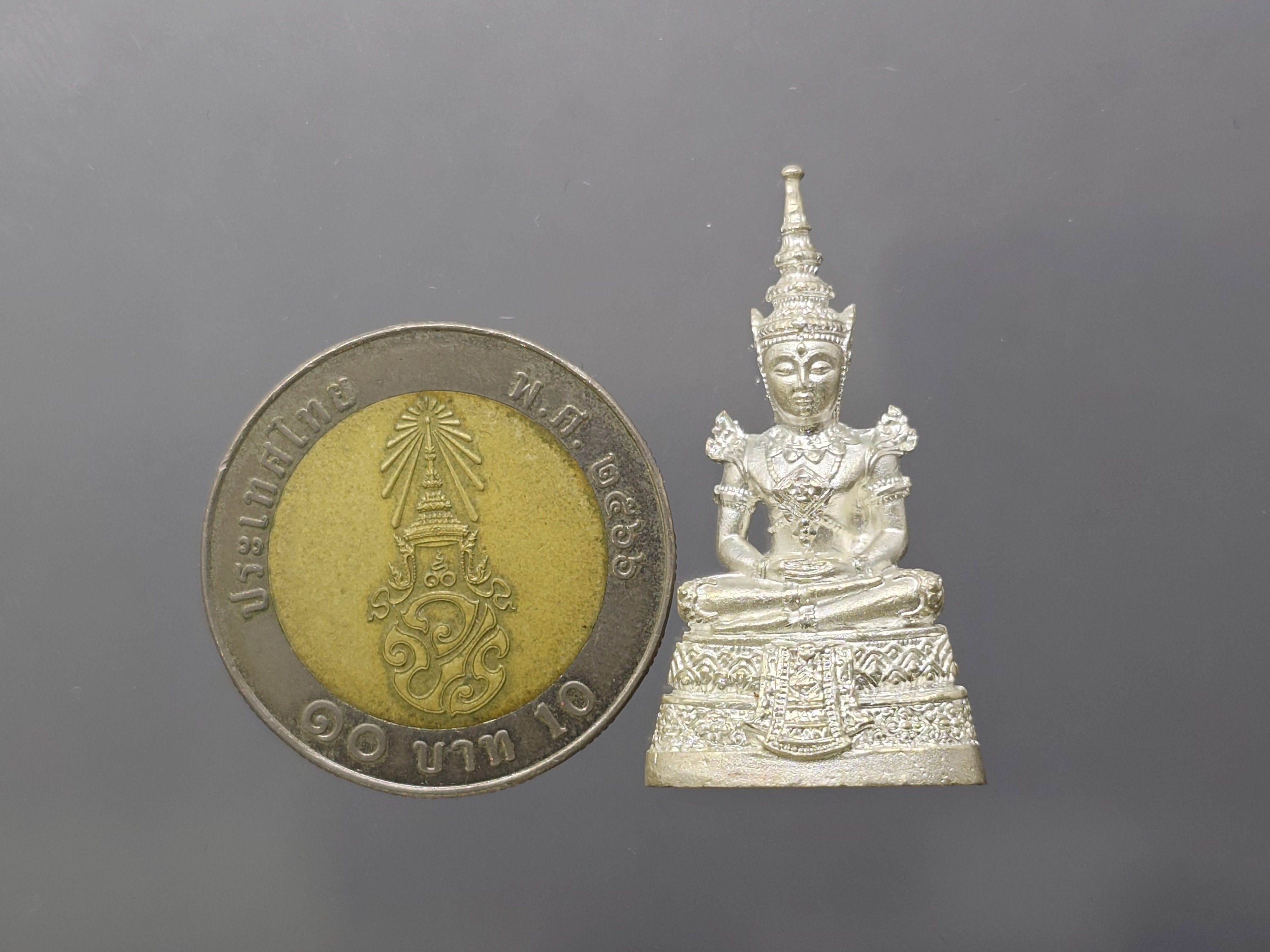 พระแก้วมรกต (พระพุทธมหามณีรัตนปฏิมากร) กรมสรรพสามิต ครบรอบ 64 ปี เนื้อเงินพ่นทราย พ.ศ.2539 พร้อมกล่องเดิม