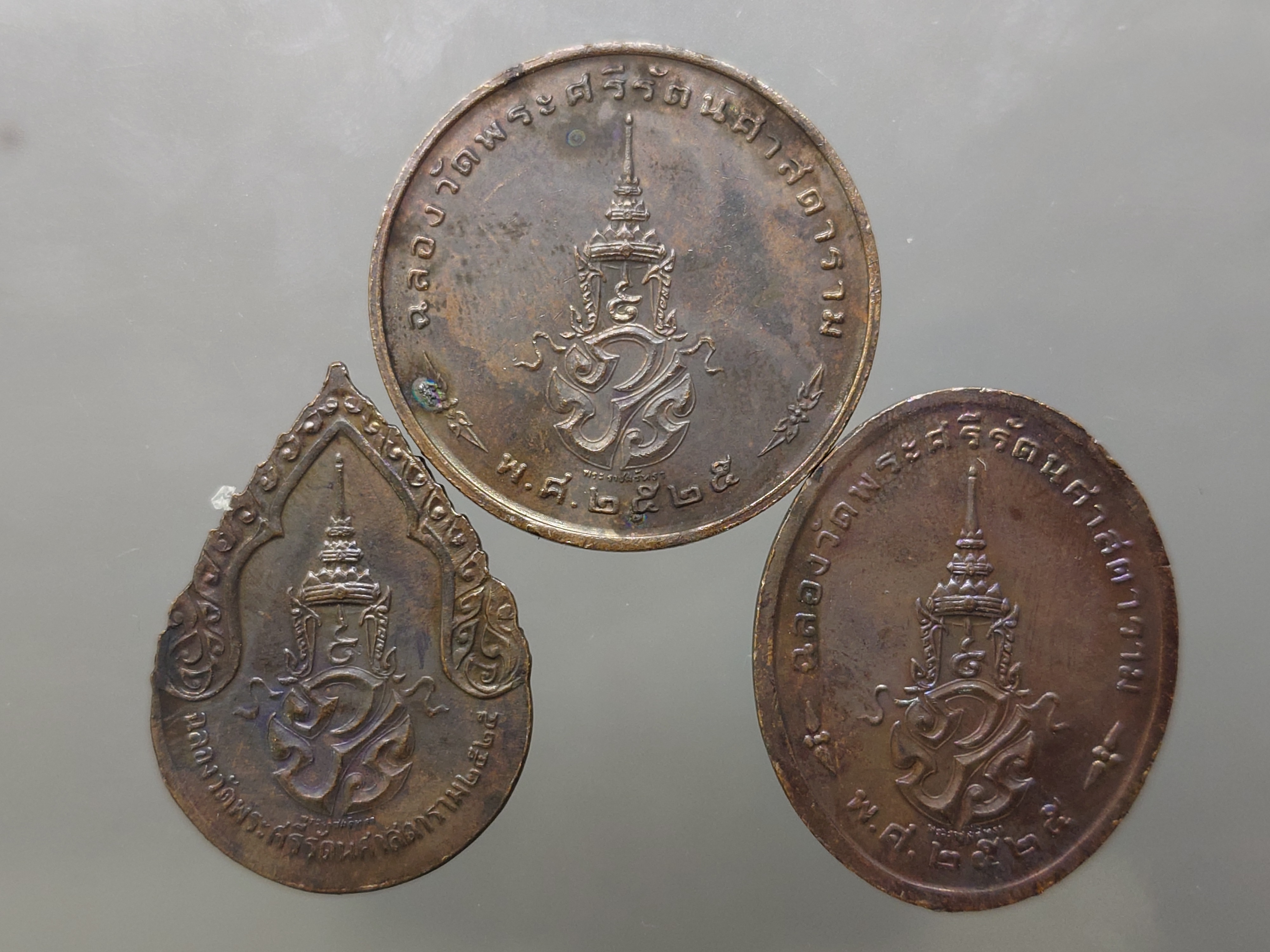 พระแก้วมรกต ภปร รุ่น 2(ชุด 3 ฤดู)ฉลองวัดพระศรืๆ (ด้านหลัง มี ราชศรัทธา) ทองแดงรมดำ ปี2525 พร้อมตลับเดิม