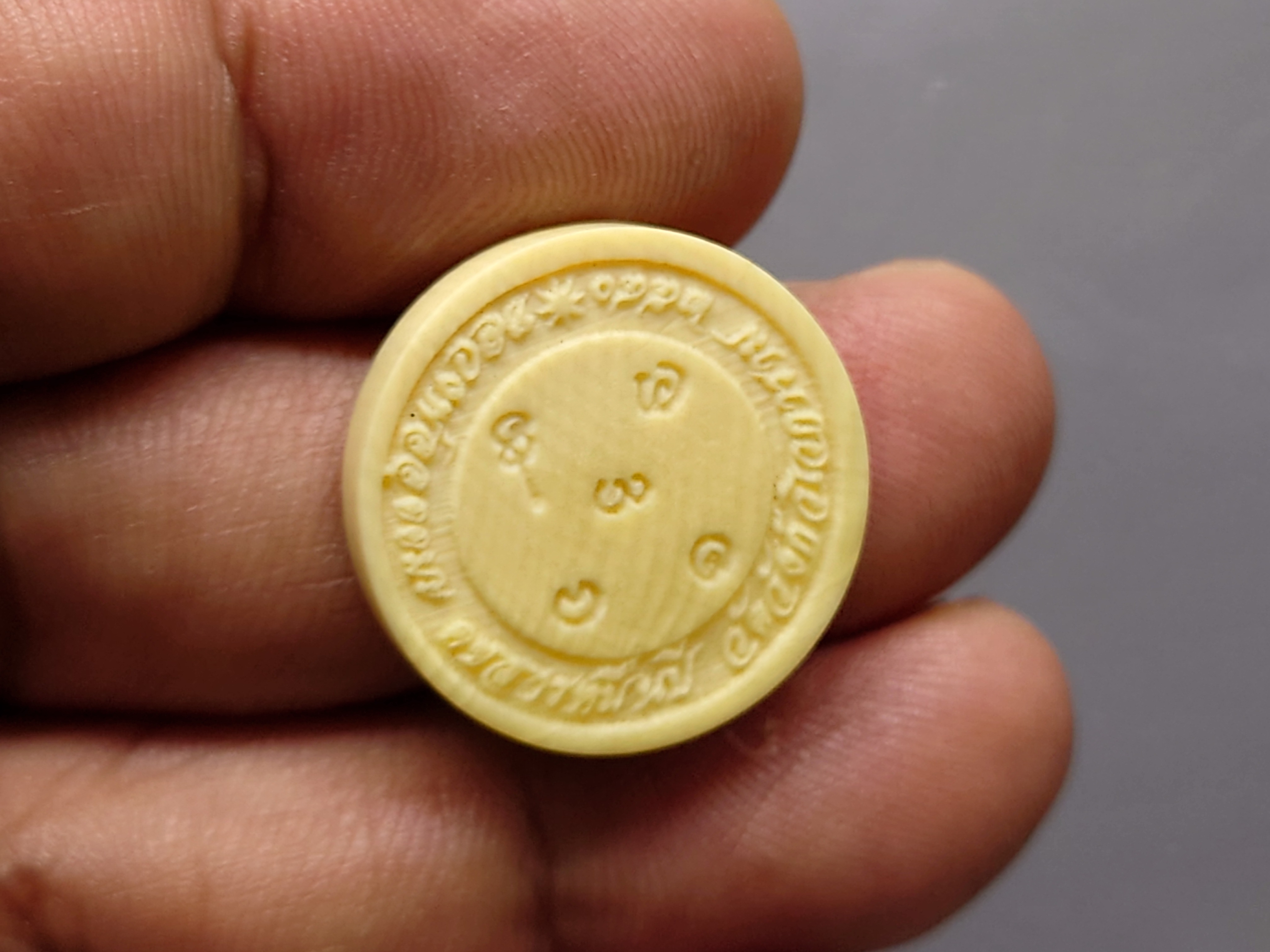 เหรียญรัชกาลที่5 เนื้องาช้างแมมมอธ หน้ากากทองคำ รุ่นคชสารหมื่นปี พิมพ์เล็ก หลวงพ่ออุตตมะ วัดวังก์วิเวการาม ปี2540 พร้อมกล่องเดิมและการ์ดรับรอง