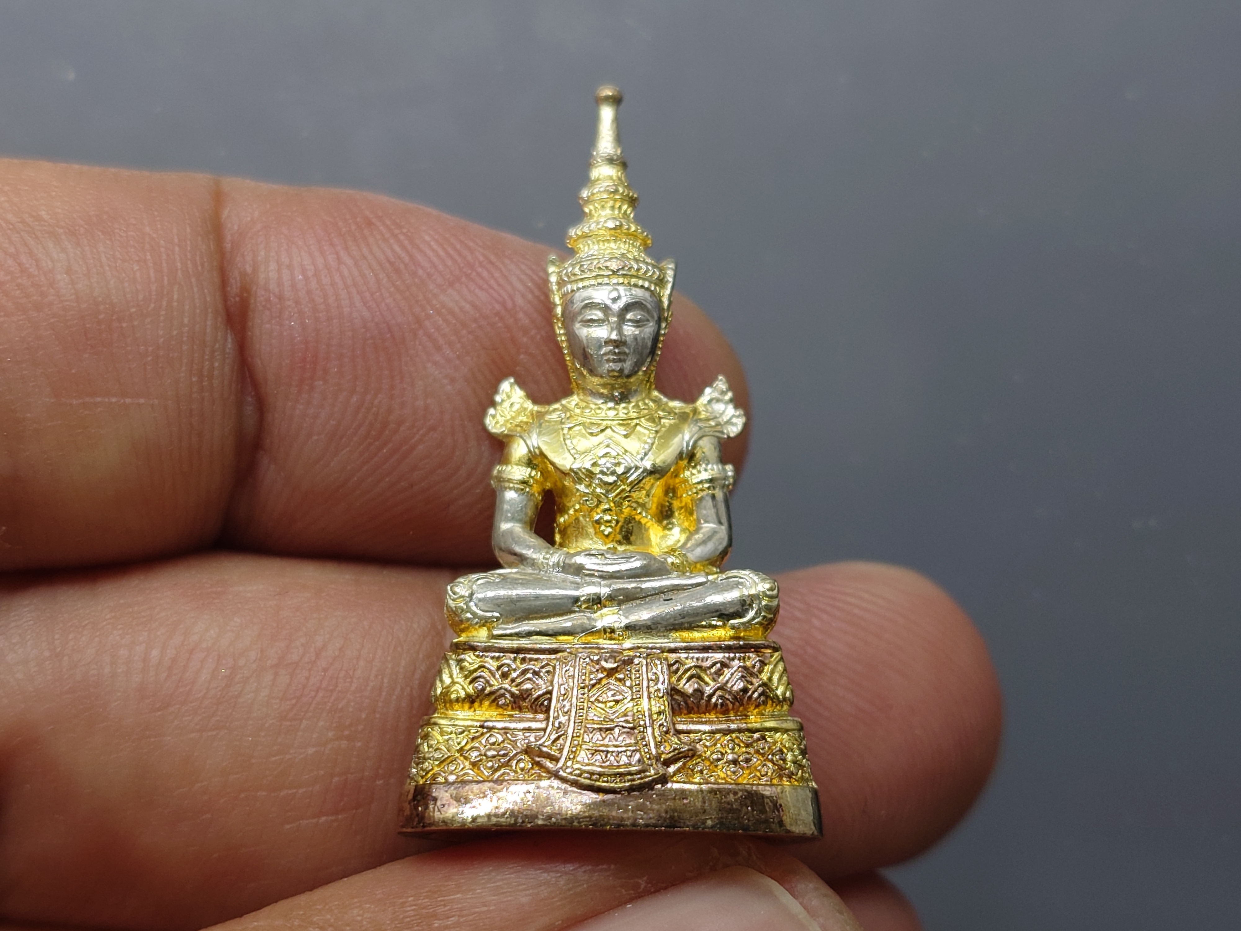 พระแก้วมรกต (พระพุทธมหามณีรัตนปฏิมากร) กรมสรรพสามิต ครบรอบ 64 ปี เนื้อเงินสามกษัตริย์ พ.ศ.2539 พร้อมกล่องเดิม