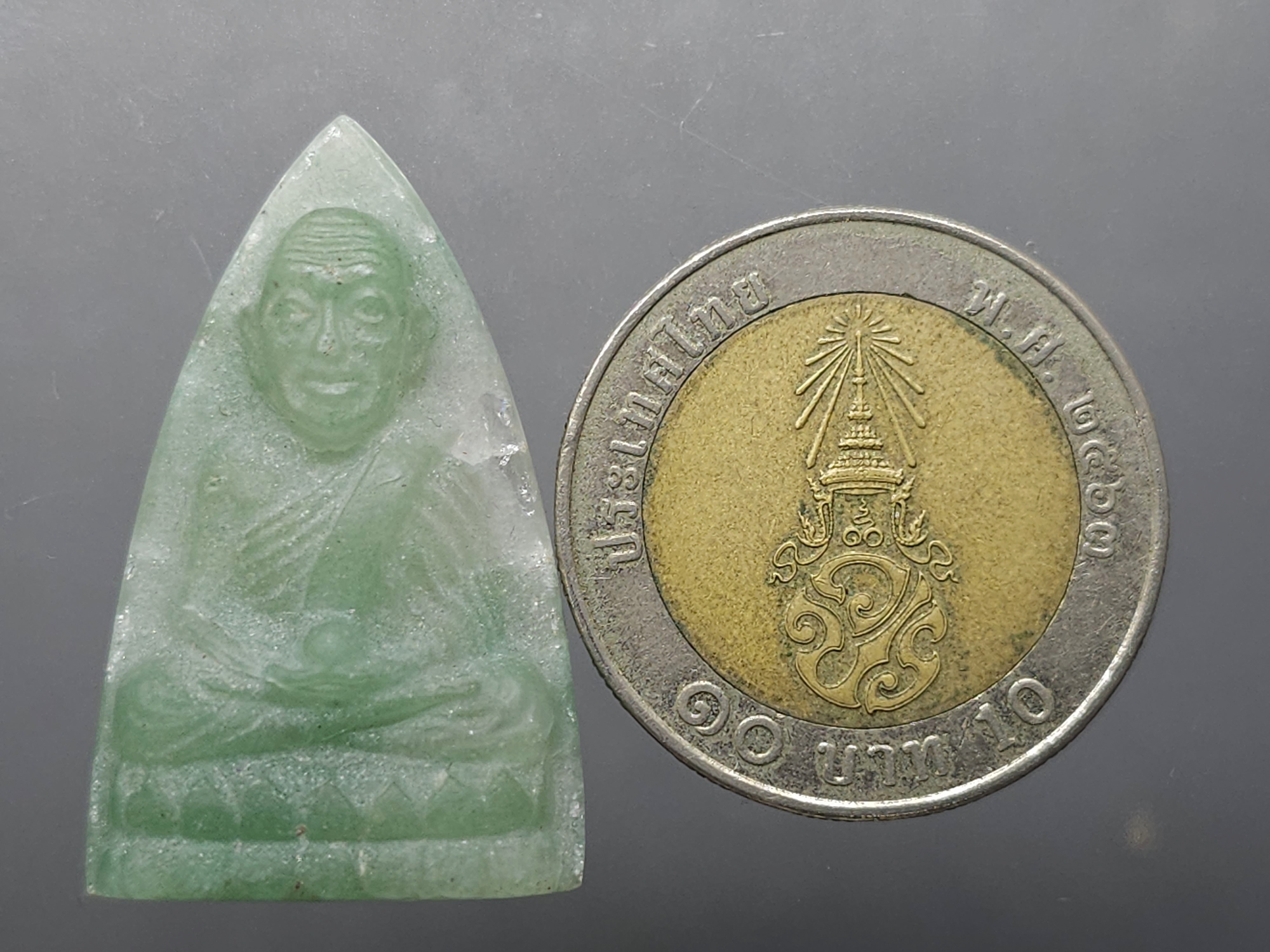 หลวงปู่ทวดหยก เนื้อหยก หลังฝังหมุดทองคำแท้ พิมพ์เตารีด ขนาดสูง 3.5 เซน วัดพะโคะ สมาคมชาวเพชรบุรีสร้าง ปี2543 พร้อมกล่องเดิม