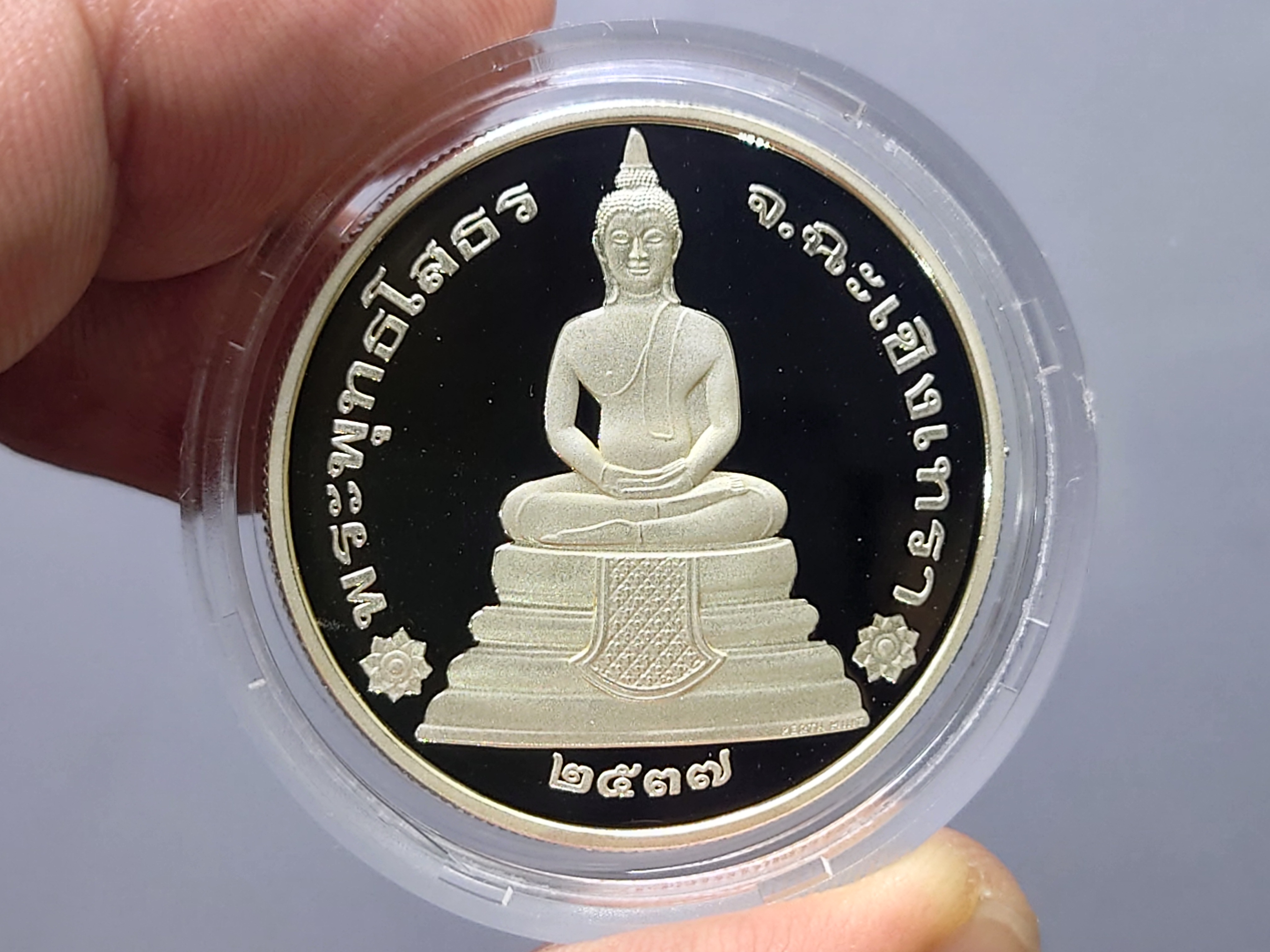 พระพุทธโสธร 2 หน้า เงินขัดเงา รุ่นนานาชาติ รุ่นแรก พิมพ์ใหญ่ บล็อกนอก เพิร์ทมิ้นท์ ออสเตเลีย ขนาด 3.2 เซน พ.ศ.2537 พร้อมกล่องเดิม