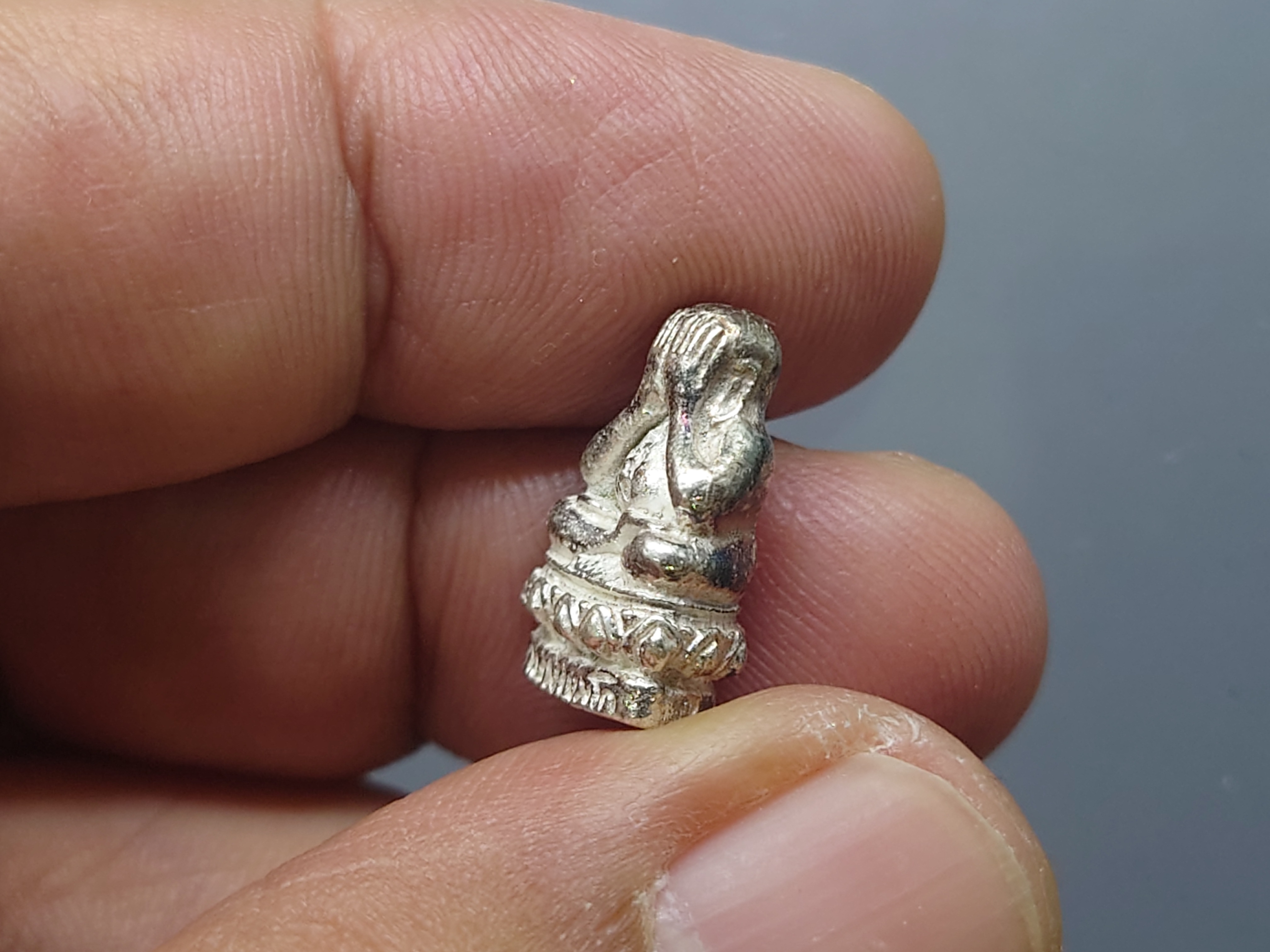 พระปิดตาสารพัดดีแช่น้ำมนต์ รุ่นพุทธคุณ เนื้อเงิน หลวงพ่อเกษม เขมโก สำนักสุสานไตรลักษณ์ ลำปาง ปี2538 พร้อมตลับเดิม