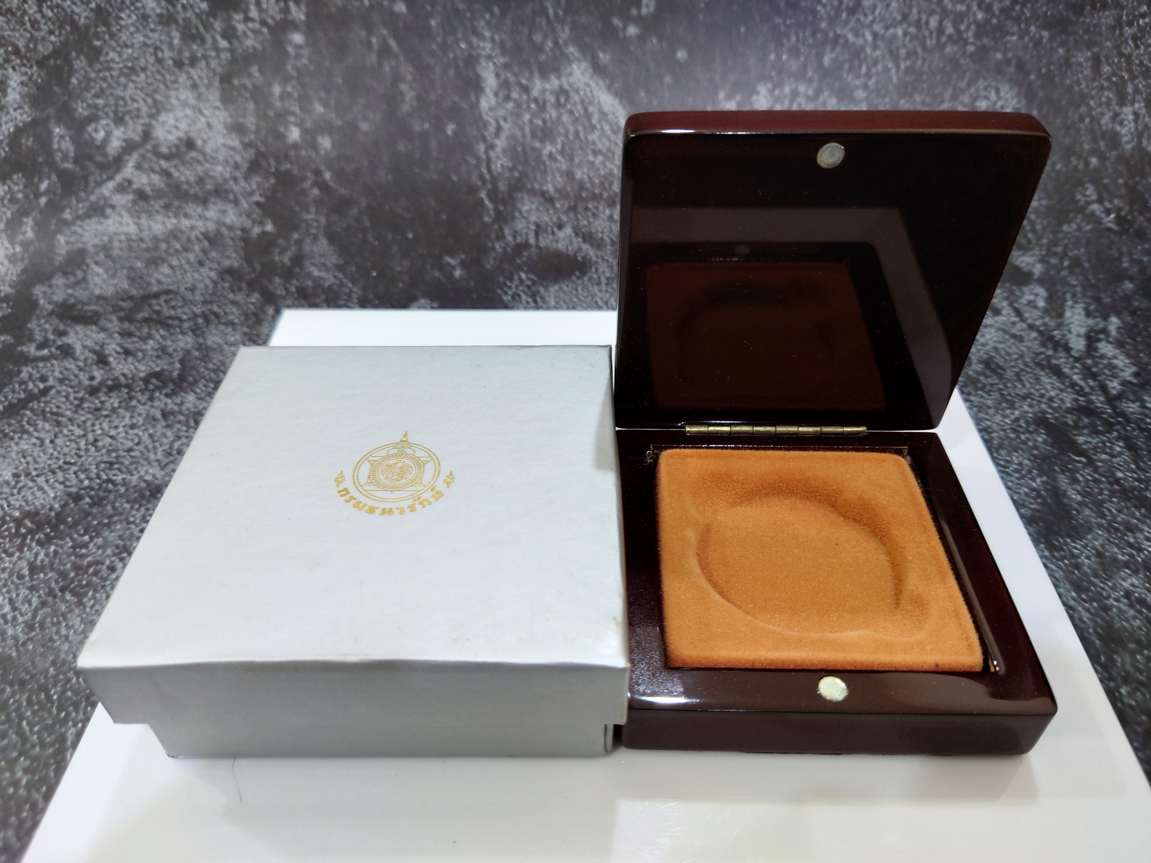 กล่องไม้ใส่เหรียญเงิน 4 เหลี่ยม (หรือใส่เหรียญขนาดตลับวงนอก 4.5 เซน) จากกรมธนารักษ์ ผ่านใช้ สภาพสวย 95 %