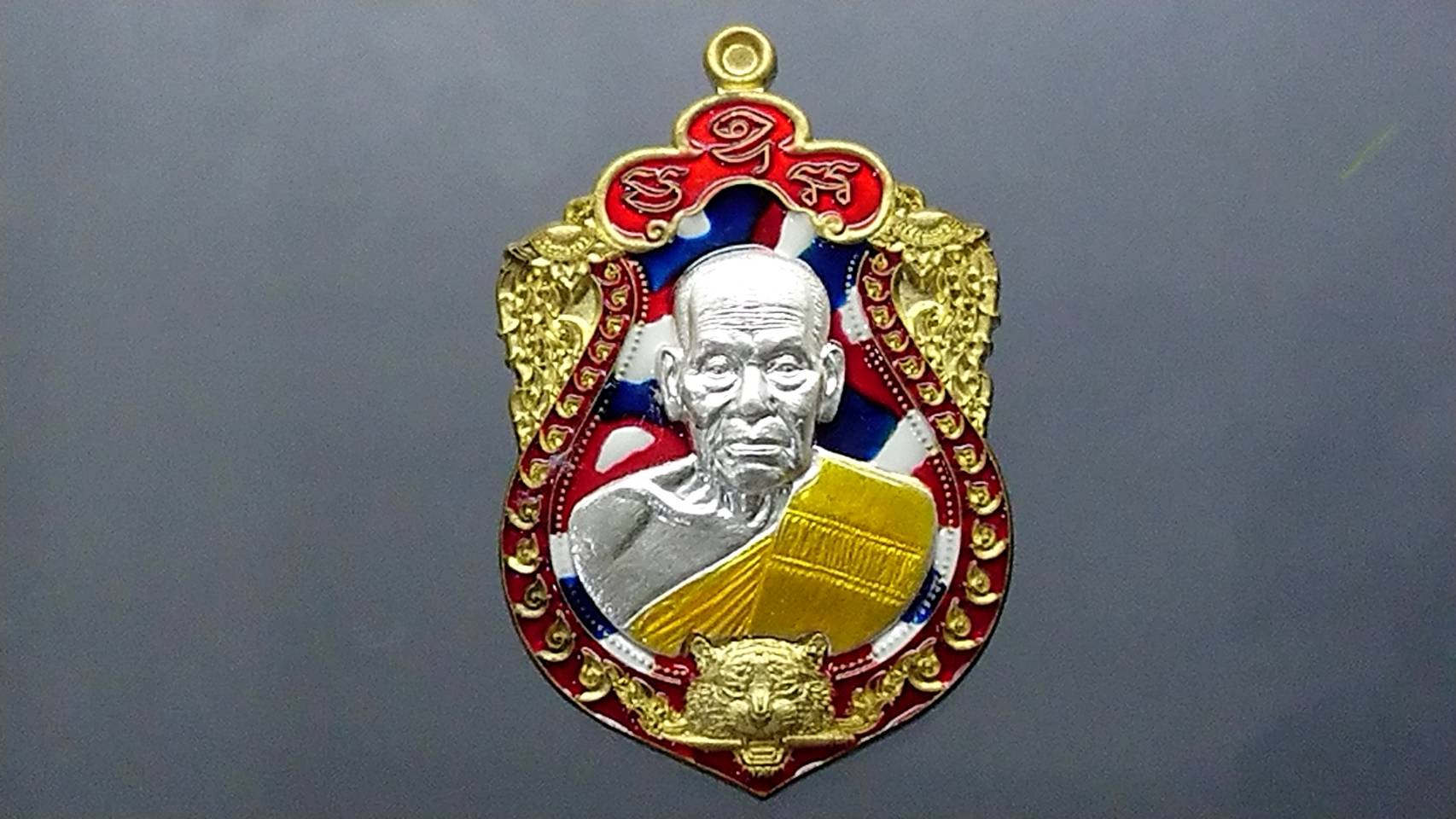 เหรียญเสือคาบดาบ รุ่น2 เนื้อทองระฆัง ลงยาลายพราง ตำหนิจมูกนิด (ตอกพิเศษ ตอกหัวเสือ) องค์เงินแท้ หลวงพ่อพัฒน์ วัดห้วยด้วน โคท 62(SKU-03337)
