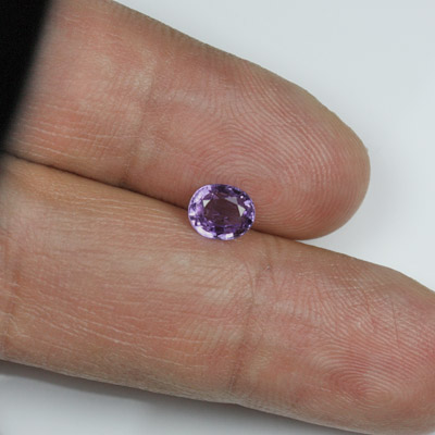 ไพลินเปลี่ยนสี (Color-change Sapphire) 0.94 กะรัต เปลี่ยนสีจากน้ำเงินเป็นม่วง ไม่เผา