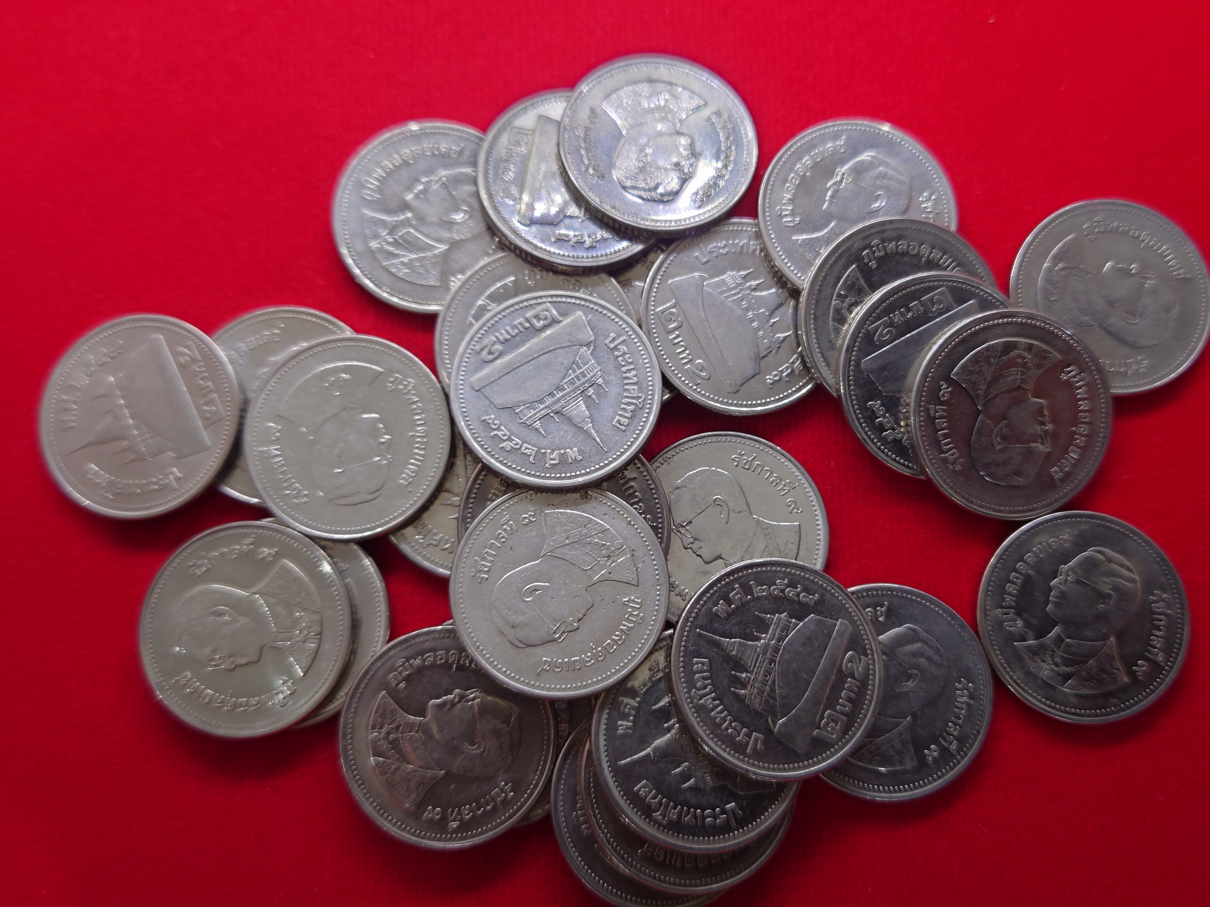 ชุด 10 เหรียญ เหรียญ 2 บาท สีเงิน ปี2549 ผ่านใช้สภาพดี (ราคาต่อ 10 เหรียญ)