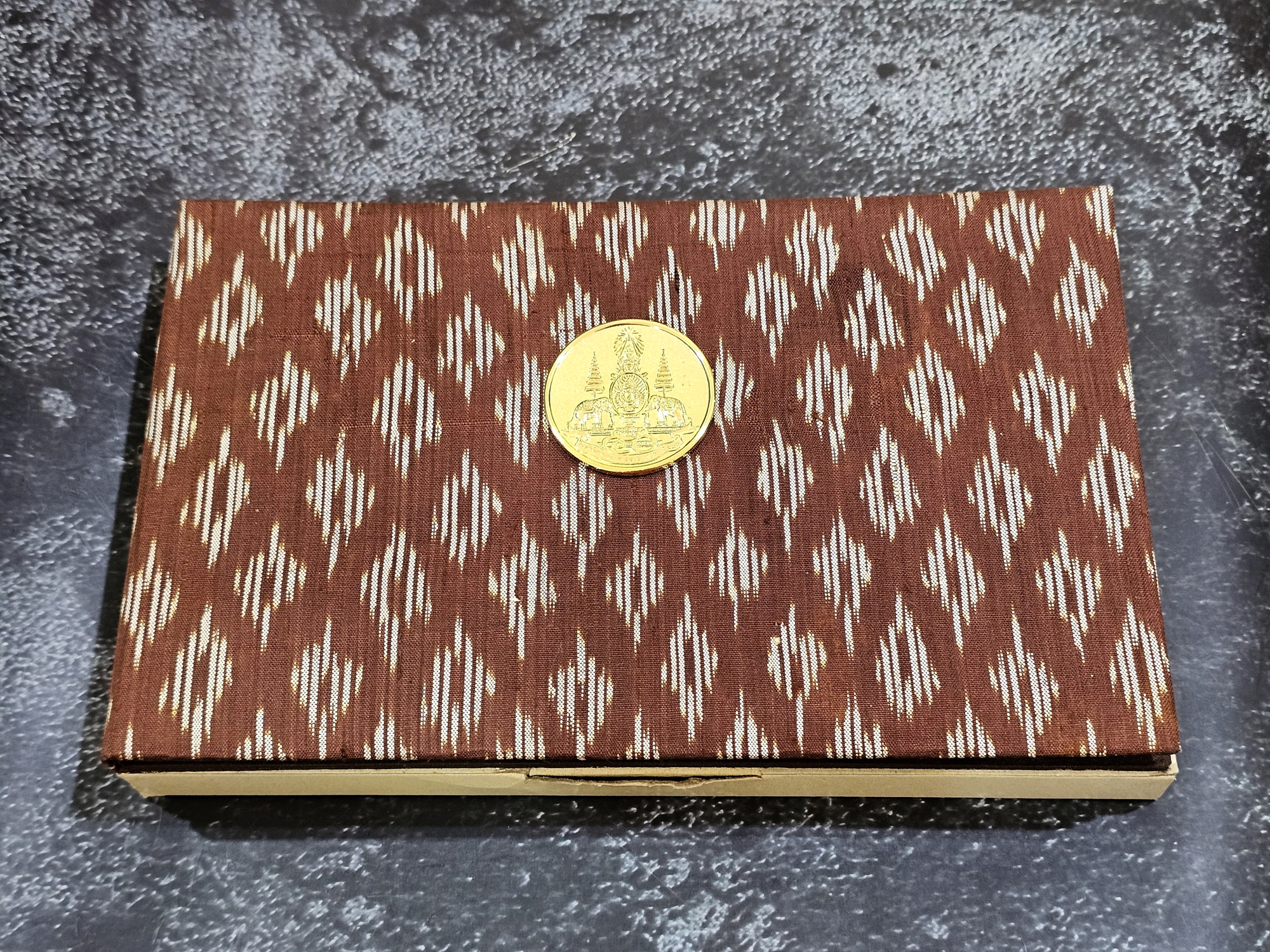 ธนบัตรที่ระลึก 500 บาท แบบพิเศษ ฉลองสิริราชสมบัติครบ 50 ปี พร้อมปกผ้าใหม และกล่อง (ไม่มีซองขาวและหนังสือ)