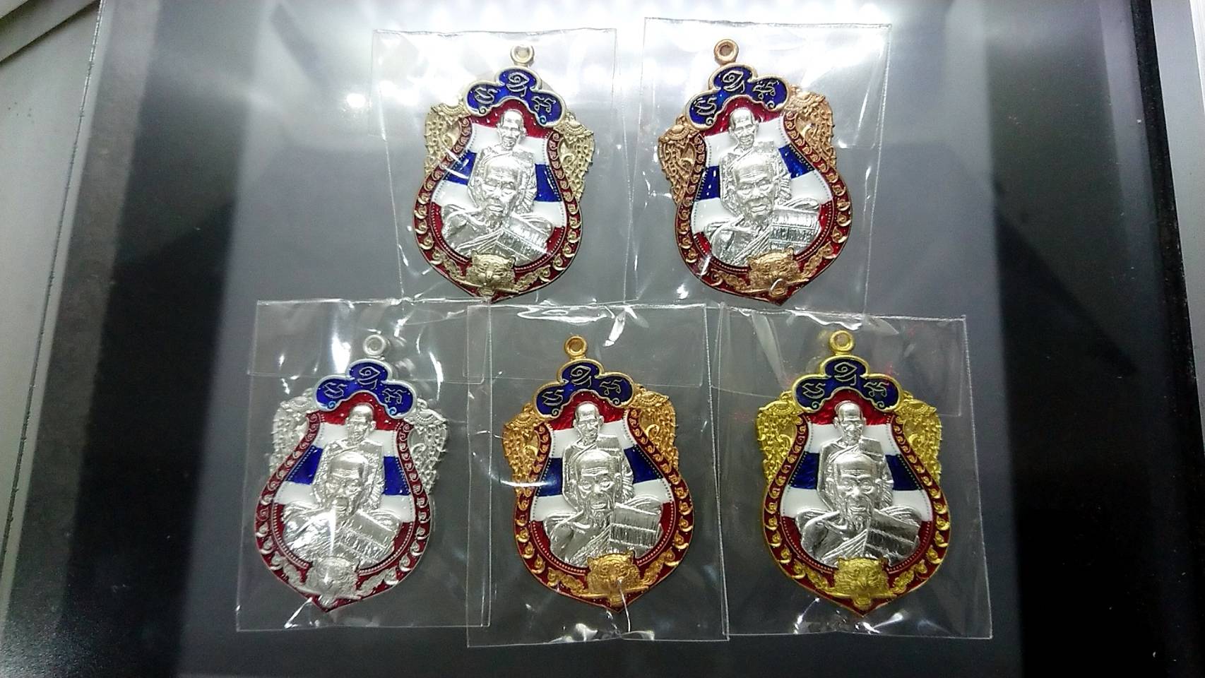 เหรียญเสมาเสือคาบดาบ 3 ครบชุดกรรมการ หน้ากากเงินลงยาสีธงชาติ 5 เหรียญ 5 เนื้อ หลังเสือคู่ หลวงพ่อพัฒน์ วัดห้วยด้วน
