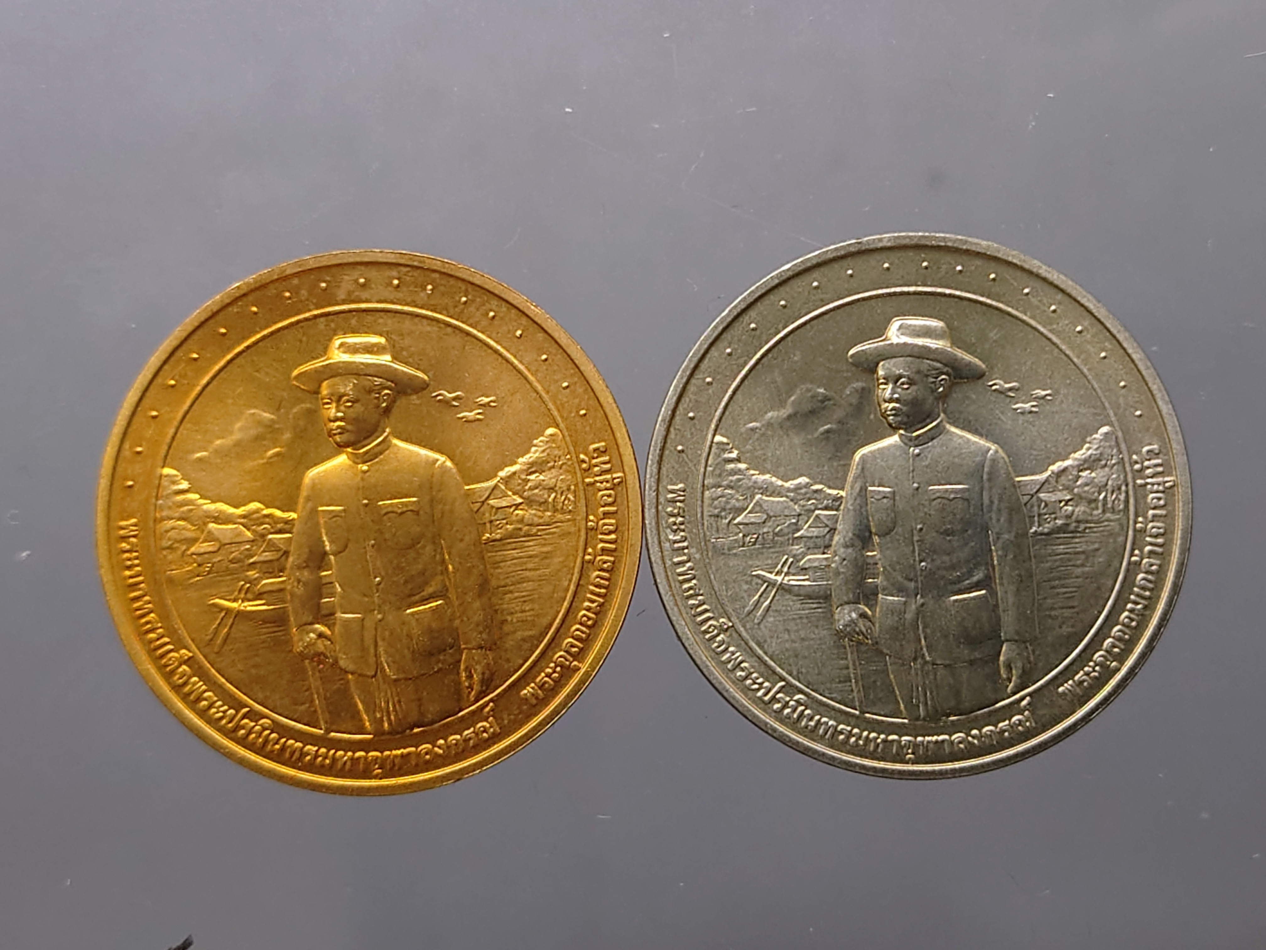 เหรียญพระรูปรัชกาลที่ 5 เสด็จประพาสต้นเมืองมีนบุรี ที่ระลึก 100 ปี เมืองมีนบุรี เนื้อนิเกิลและทองแดง ขนาด 30 มม พ.ศ.2545 พร้อมกล่องเดิม หายาก