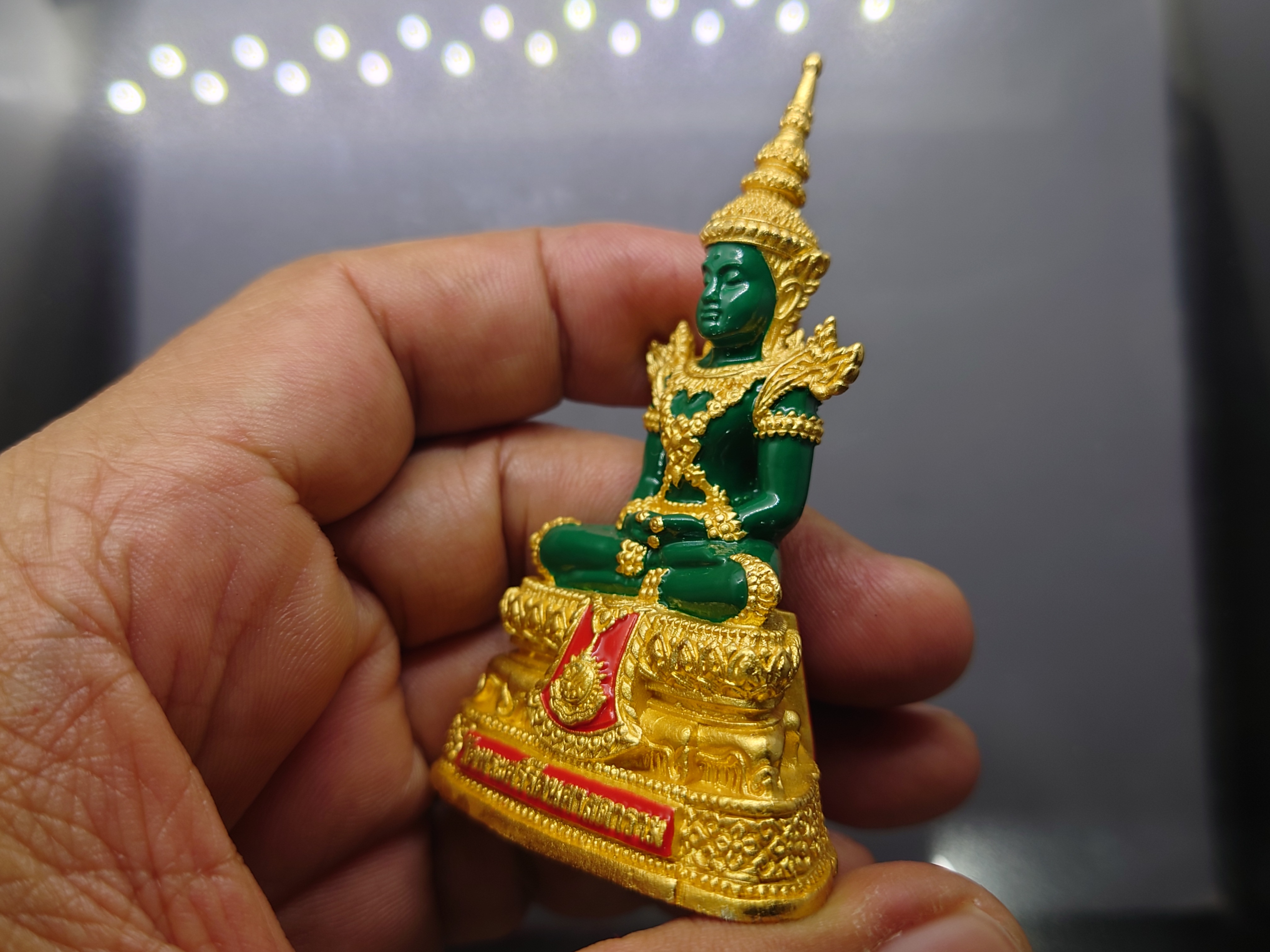 พระแก้วมรกต ทรงฤดูร้อน (ขนาดสูง 7.7 เซน) เนื้อโลหะเคลือบสีเขียว เครื่องทรงชุบทอง สำนักพระราชวัง สร้าง พุทธาภิเษก ณ วัดพระศรีรัตนศาสดาราม พ.ศ.2547 ซีลเดิม รับประกันแท้