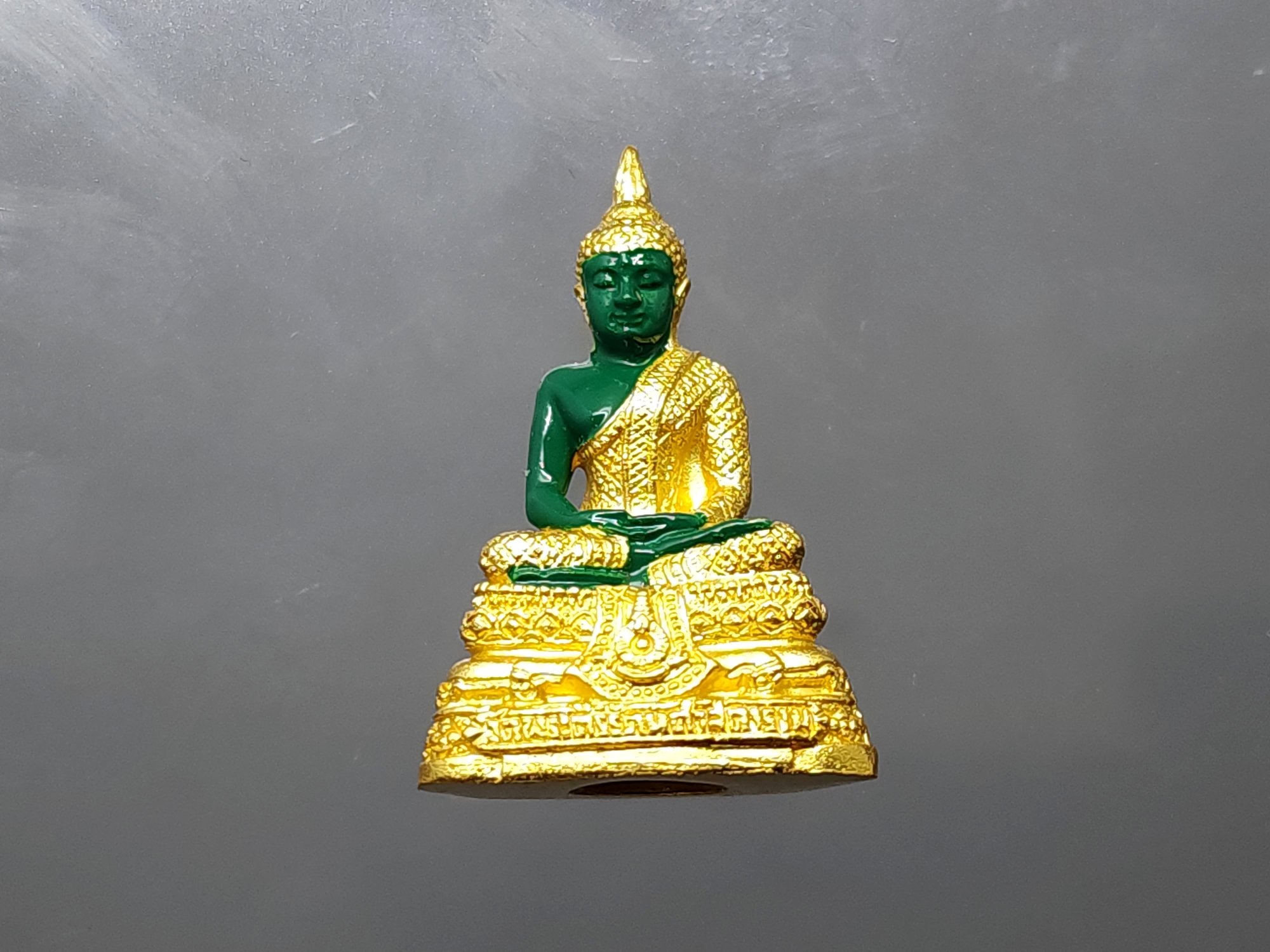 พระแก้วมรกต ชุด 3 ฤดู เนื้อโลหะเคลือบสีเขียว เครื่องทรงชุบทอง สำนักพระราชวัง สร้าง พุทธาภิเษก ณ วัดพระศรีรัตนศาสดาราม พ.ศ.2547