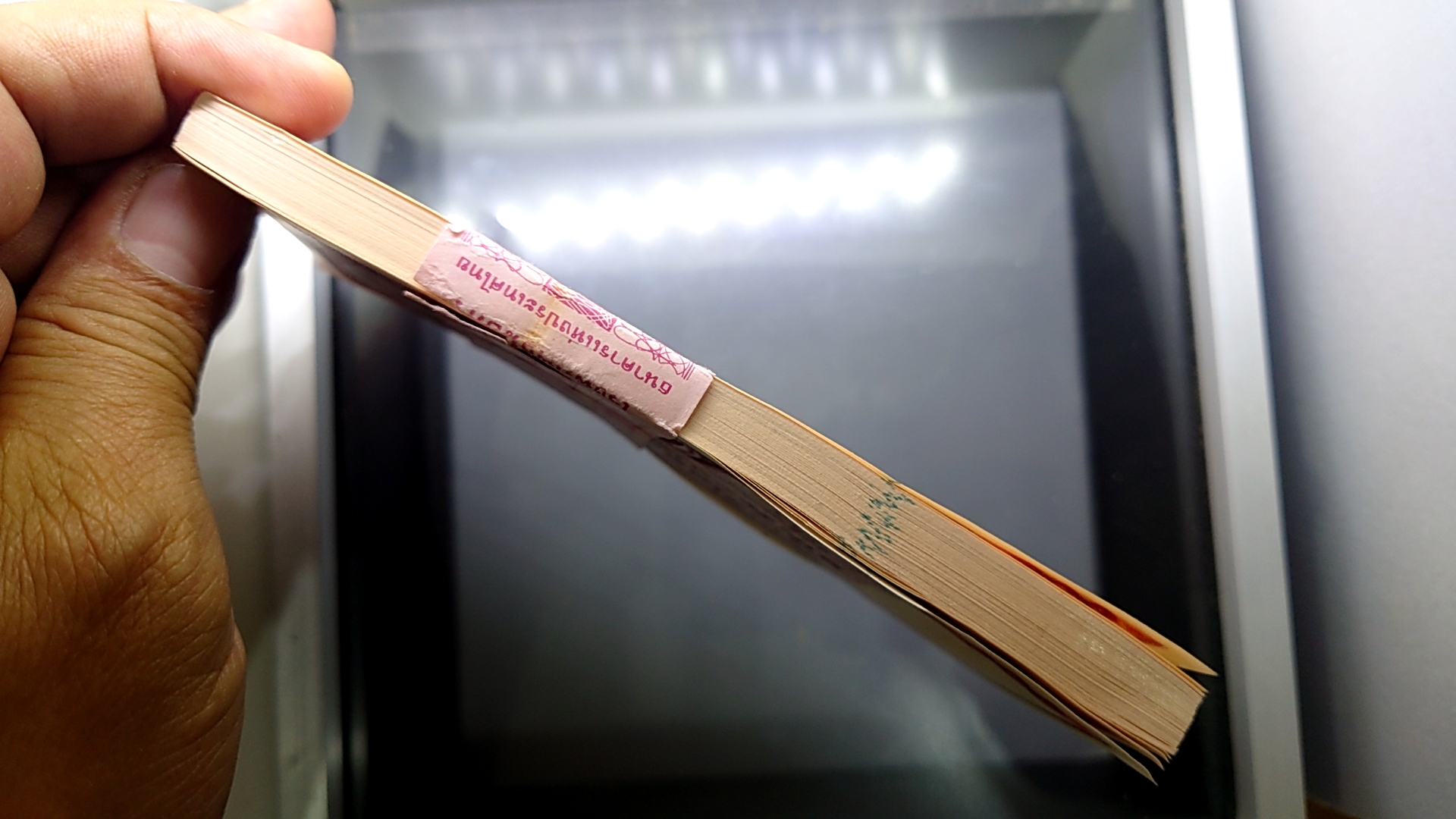 ธนบัตร 100 บาท ยกแหนบ 100 ใบ เรียงเลข แบบ 12 เลข 7 หลัก (ช้างแดง) พ.ศ.2521 ไม่ผ่านใช้