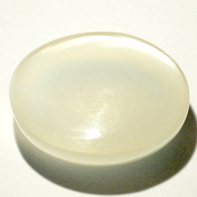 มูนสโตนตาแมว หรือ มุกดาหารตาเเมว (Cat's eye Moonstone) 12.32 กะรัต รูปไข่ เนื้อเนียน มีตาเเมว