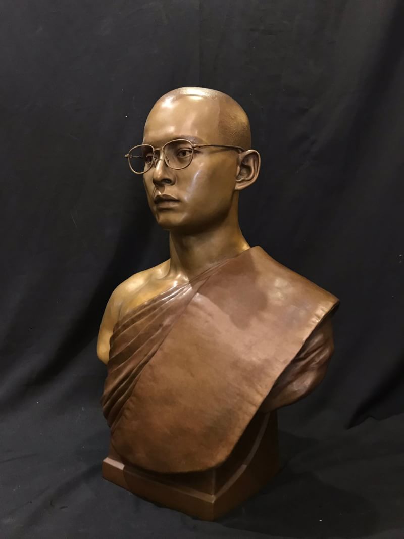 พระบรมรูปหล่อในหลวง รัชกาลที่ 9 ทรงผนวช เนื้อบรอนซ์ องค์ใหญ่