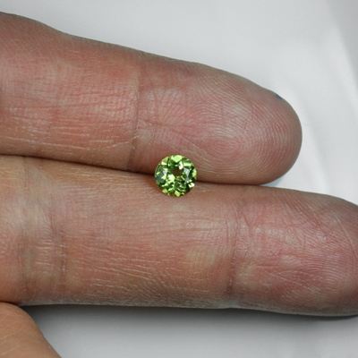 **ขายแล้ว**เพอริโด (Peridot) 0.57 กะรัต สีเขียวอมเหลือง รูปร่างกลม