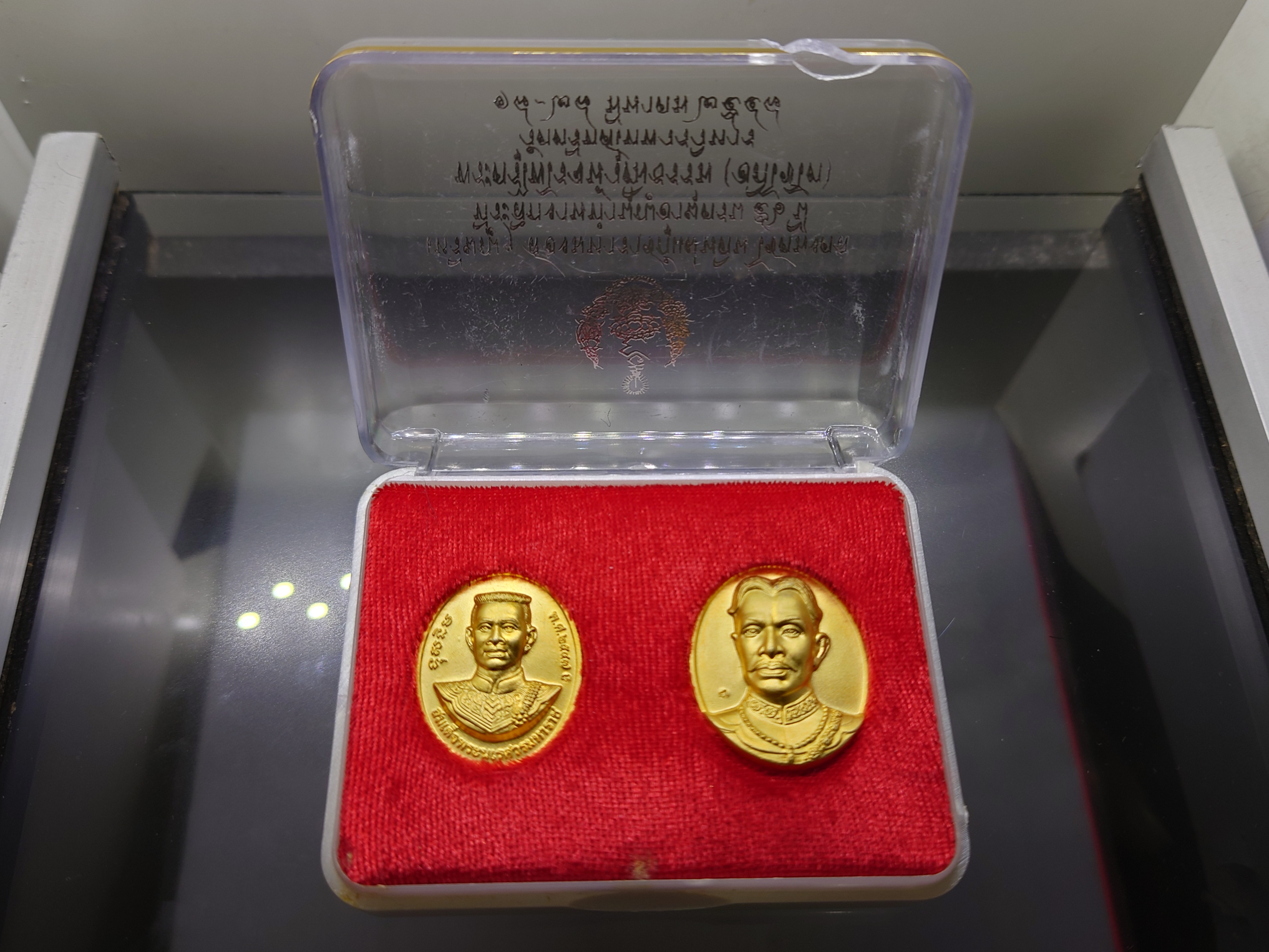 เหรียญสองมหาราชกู้แผ่นดิน รุ่นโชคมงคล เนื้อชุบทอง วัดตรีทศเทพวรวิหาร ปี2548 พร้อมตลับเดิม