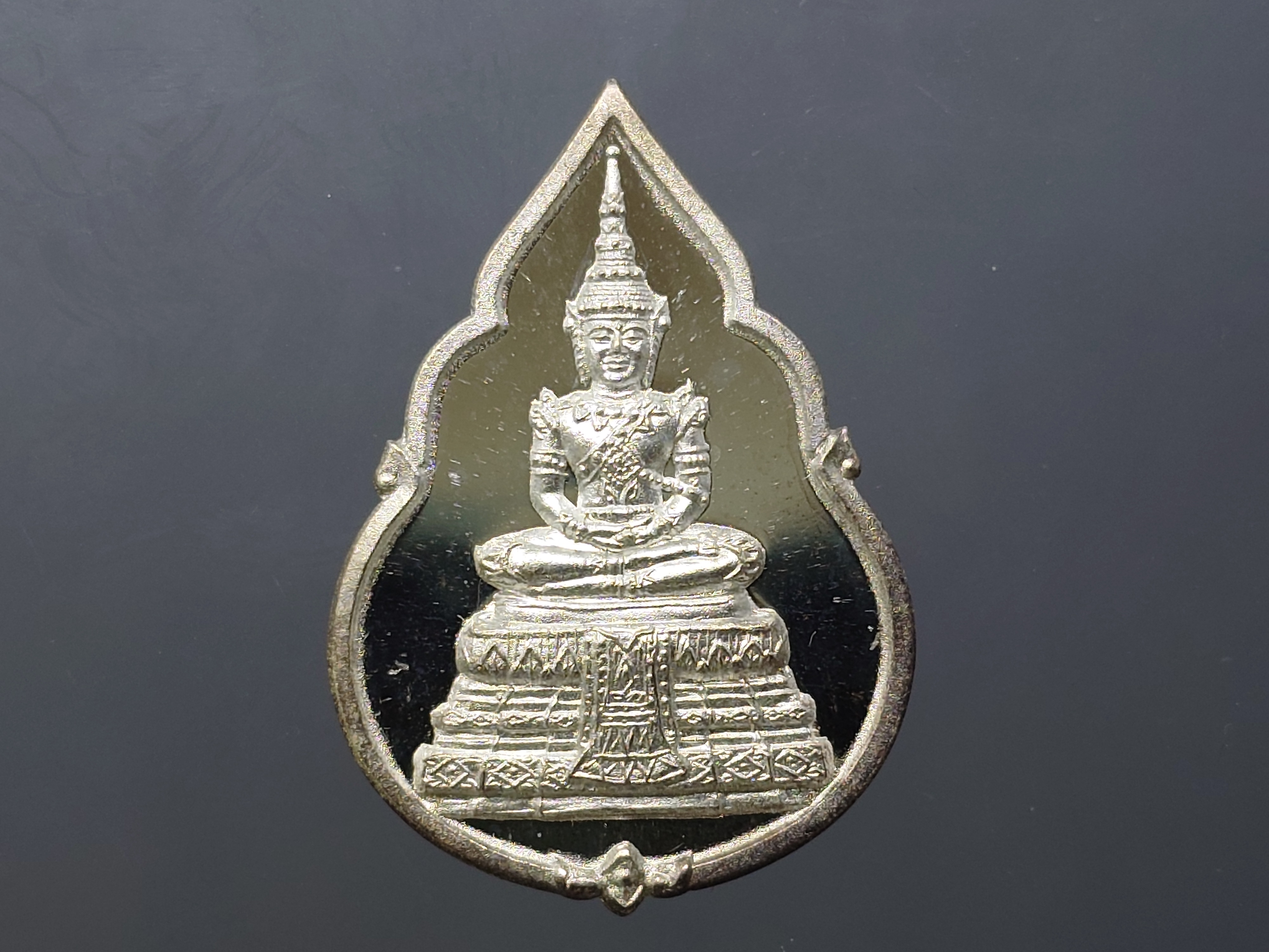 พระแก้วมรกต (พระพุทธมหามณีรัตนปฏิมากร) ทรงฤดูร้อน กรมสรรพสามิต ครบรอบ 64 ปี เนื้อเงิน พ.ศ.2539 ไม่ผ่านใช้