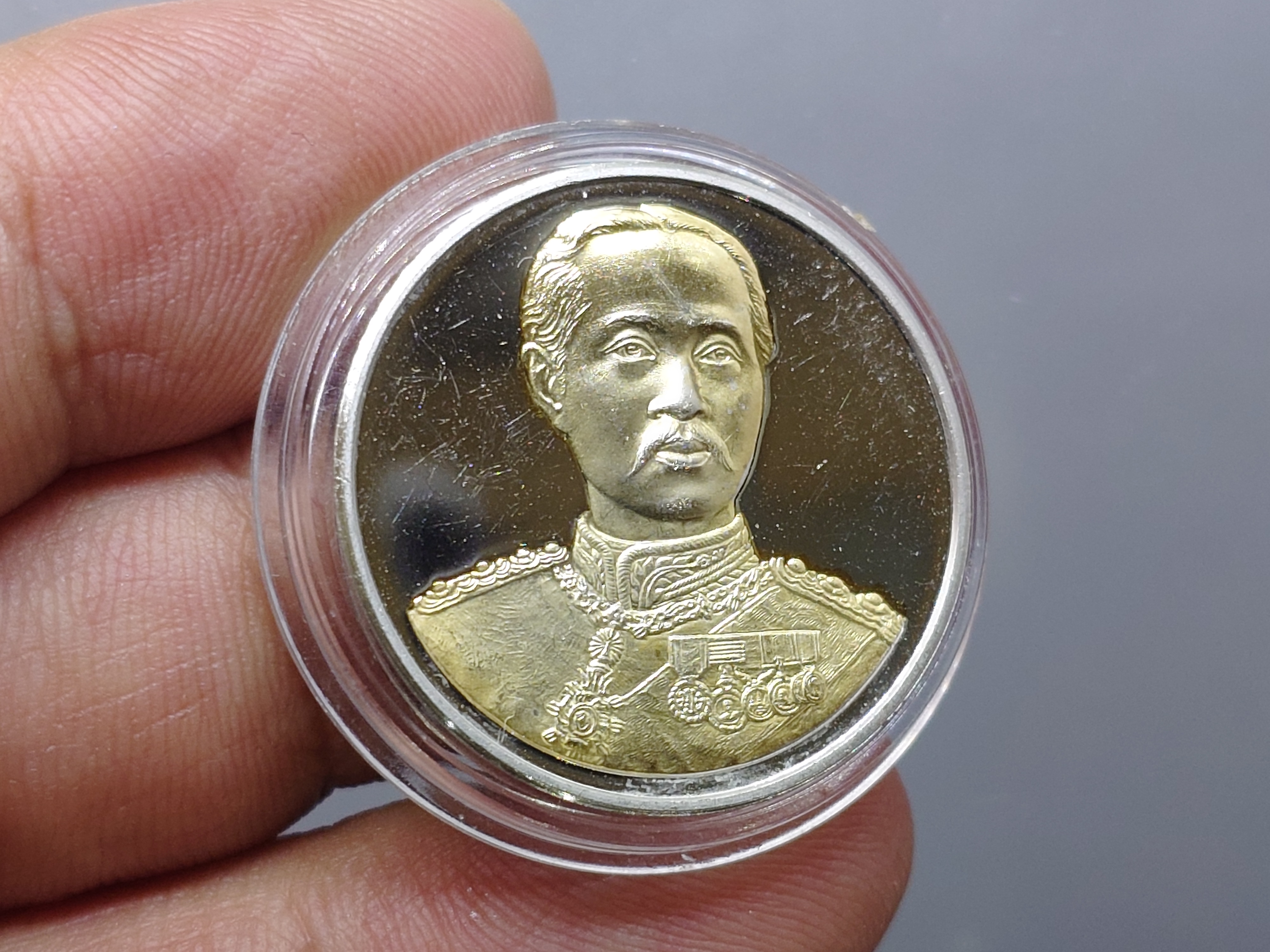 เหรียญคามิโอ เงินขัดเงา หน้ากากทองคำแท้ ที่ระลึก"สร้างอาคารกาญจนาภิเษก ร.9" เฉลิมพระเกียรติ รัชกาลที่9 ทรงครองสิริราชสมบัติครบ 50 ปี โดยมูลนิธิโรงพยาบาลเลิดสิน ปี2539