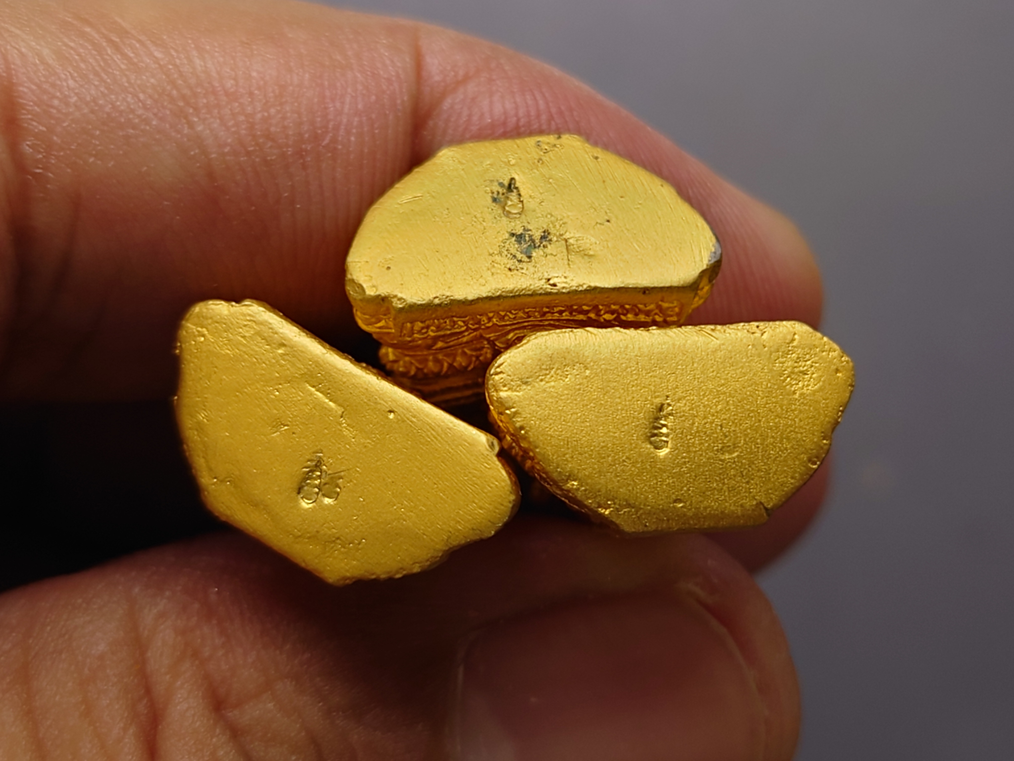 พระแก้วมรกต 3 ฤดู รุ่นเทอดพระเกียรติ เนื้อโลหะชุบทอง สองกษัตริย์ มหาพุทธาภิเษก ณ วัดพระศรีรัตนศาสดาราม ปี2540 พร้อมกล่องเดิม