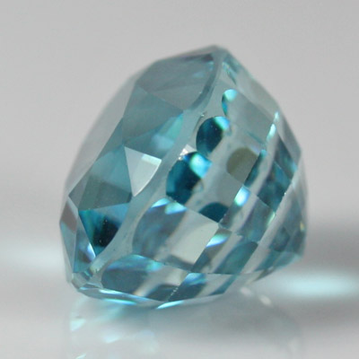 เพทายสีฟ้า (Blue Zircon) 5.05 กะรัต สีฟ้าหวาน รูปไข่ ประกายดี