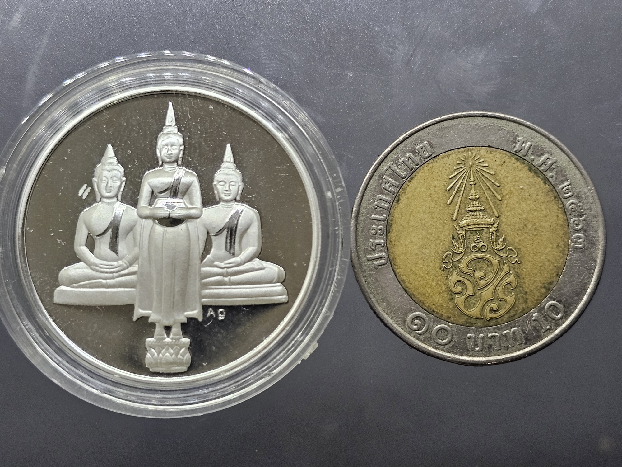 เหรียญสามพี่น้อง เนื้อเงินขัดเงา พระพุทธโสธร พระบ้านแหลม พระวัดไร่ขิง พ.ศ.2539 พร้อมกล่องและการ์ดรับรอง สวยๆเดิมๆ จัดสร้างน้อย