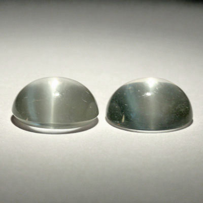 มูนสโตนตาแมว หรือ มุกดาหารตาเเมว (Cat's eye Moonstone) น้ำหนักรวม 4.78 กะรัต สีขาว เนื้อเนียน มีตาเเมว มาเป็นคู่