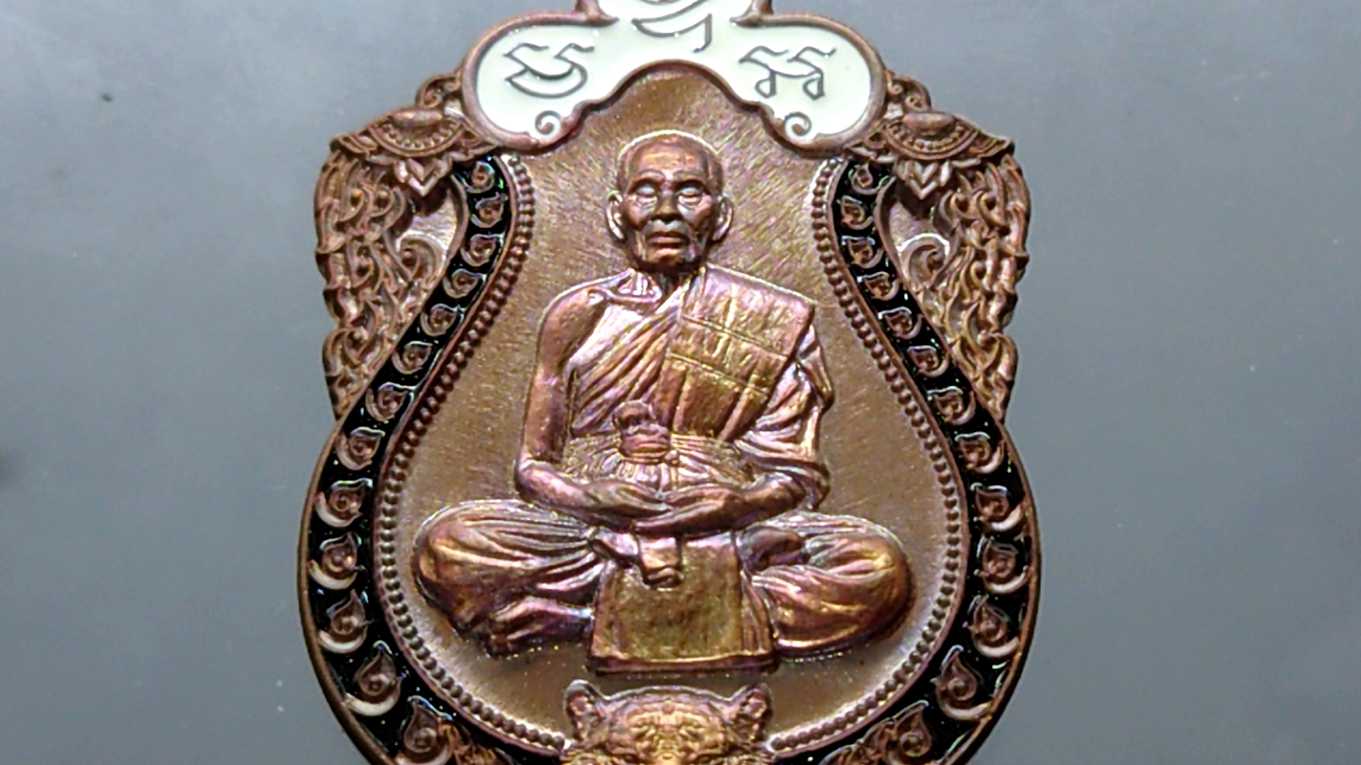 เหรียญเสมาเสือคาบดาบ รุ่น1 เนื้อมันปู ลงยาขอบดำ ซุ้มขาว หลวงพ่อพัฒน์ วัดห้วยด้วน โคท 204 (SKU-03371)