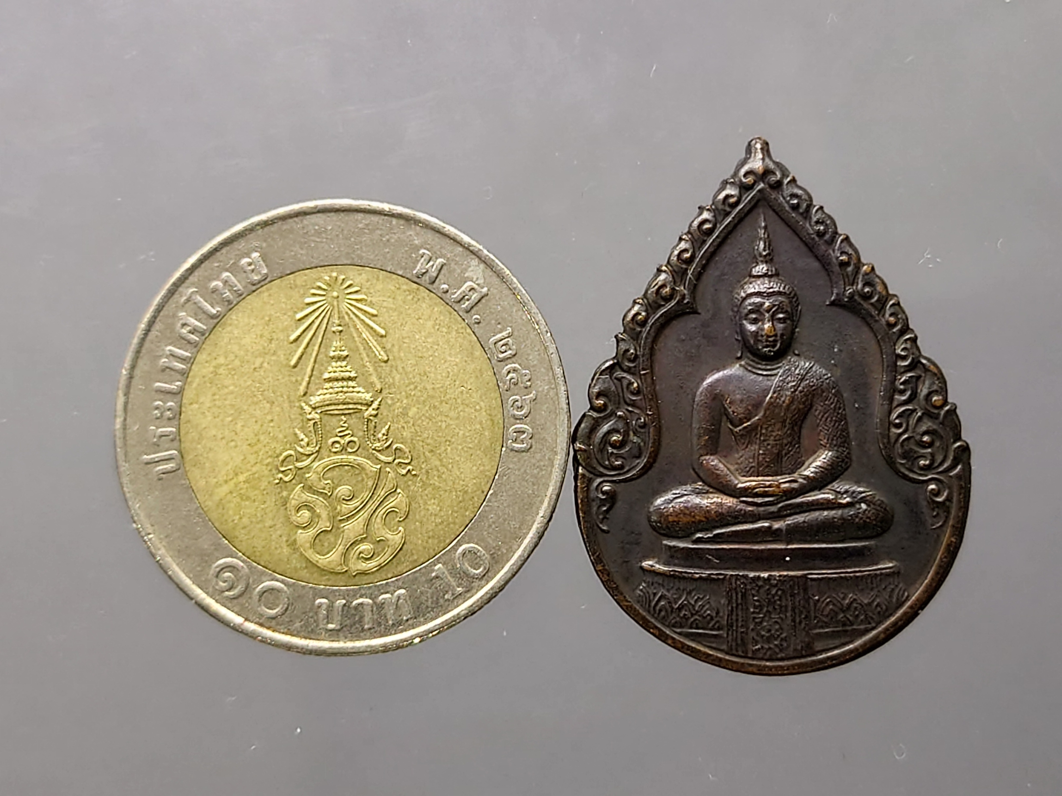 พระแก้วมรกต รุ่นแรก ทรงฤดูฝน เนื้อทองแดง หลัง ภปร ฉลองวัดพระศรืๆ (ด้านหลังไม่มีราชศรัทธา) ปี2525