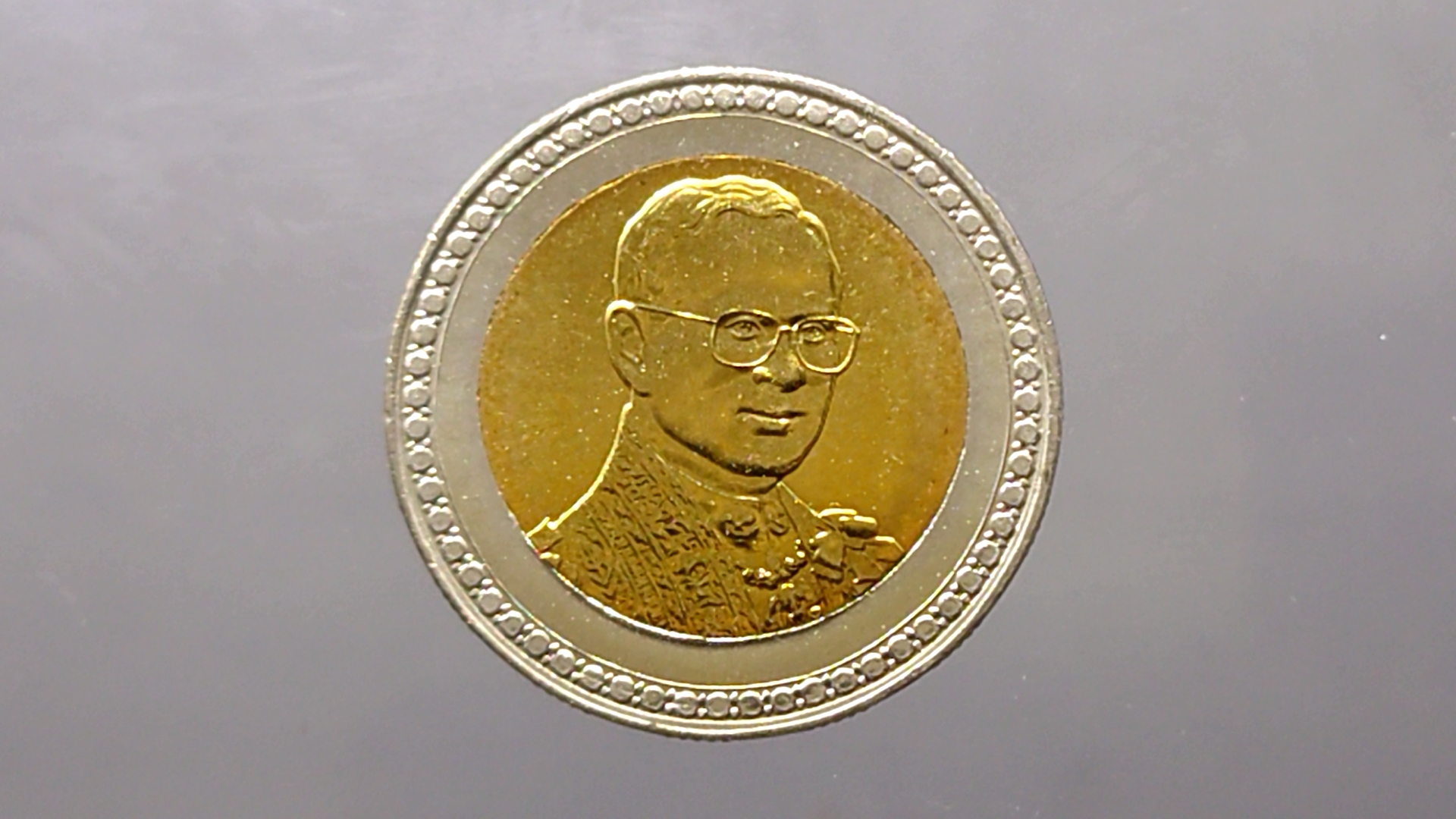 เหรียญกษาปณ์ 10 บาท สองสี ครองราชย์ครบ 60 ปี รัขกาลที่9 ไม่ผ่านใช้