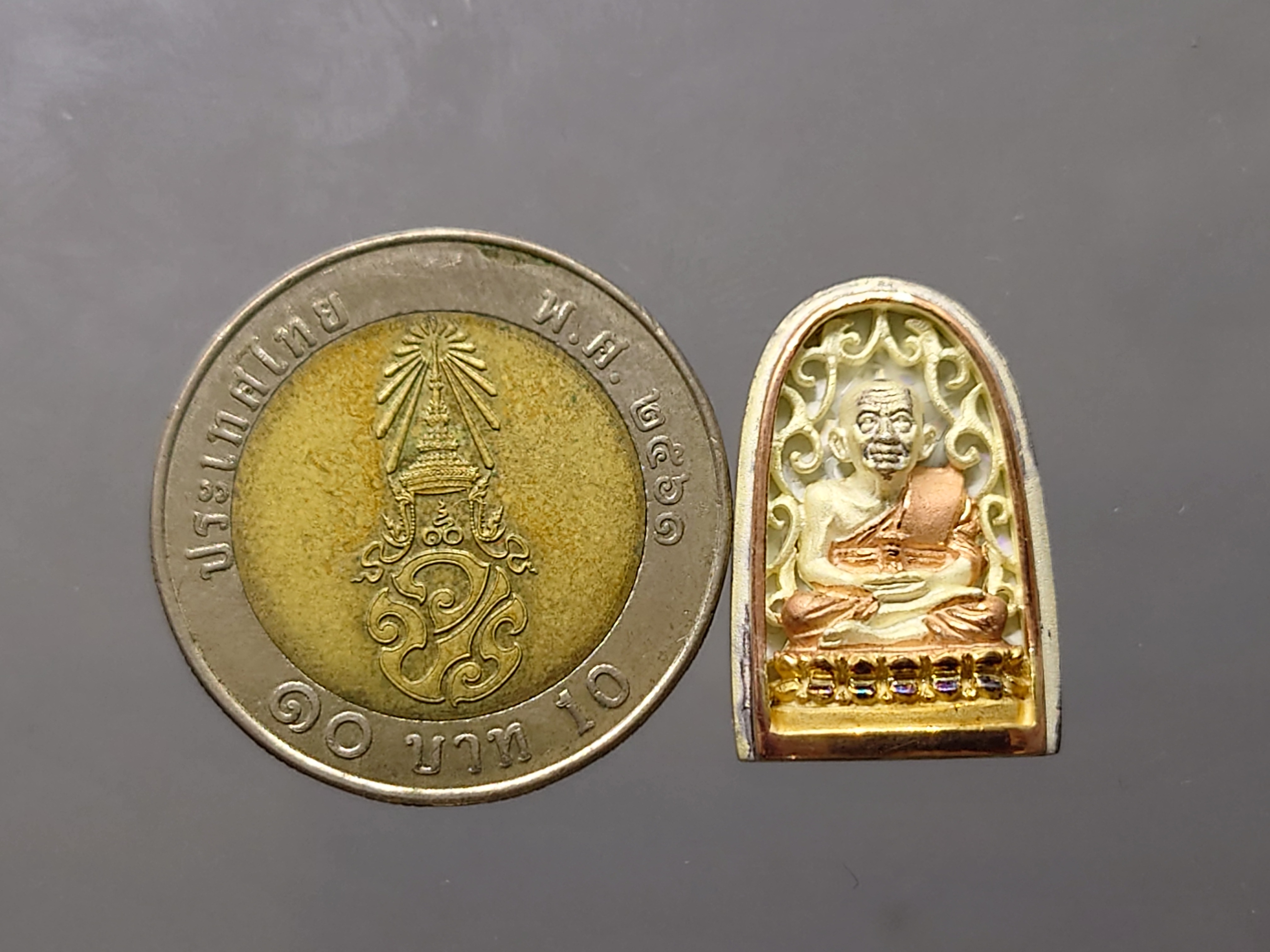 เหรียญหลวงปู่ทวด เนื้อเงิน 3 K รุ่นมงคลบารมี วัดประสาทบุญญาวาส พ.ศ.2545 พิมพ์พระรอด ขนาดสูง 2.2 ซ.ม. พร้อมกล่องเดิม