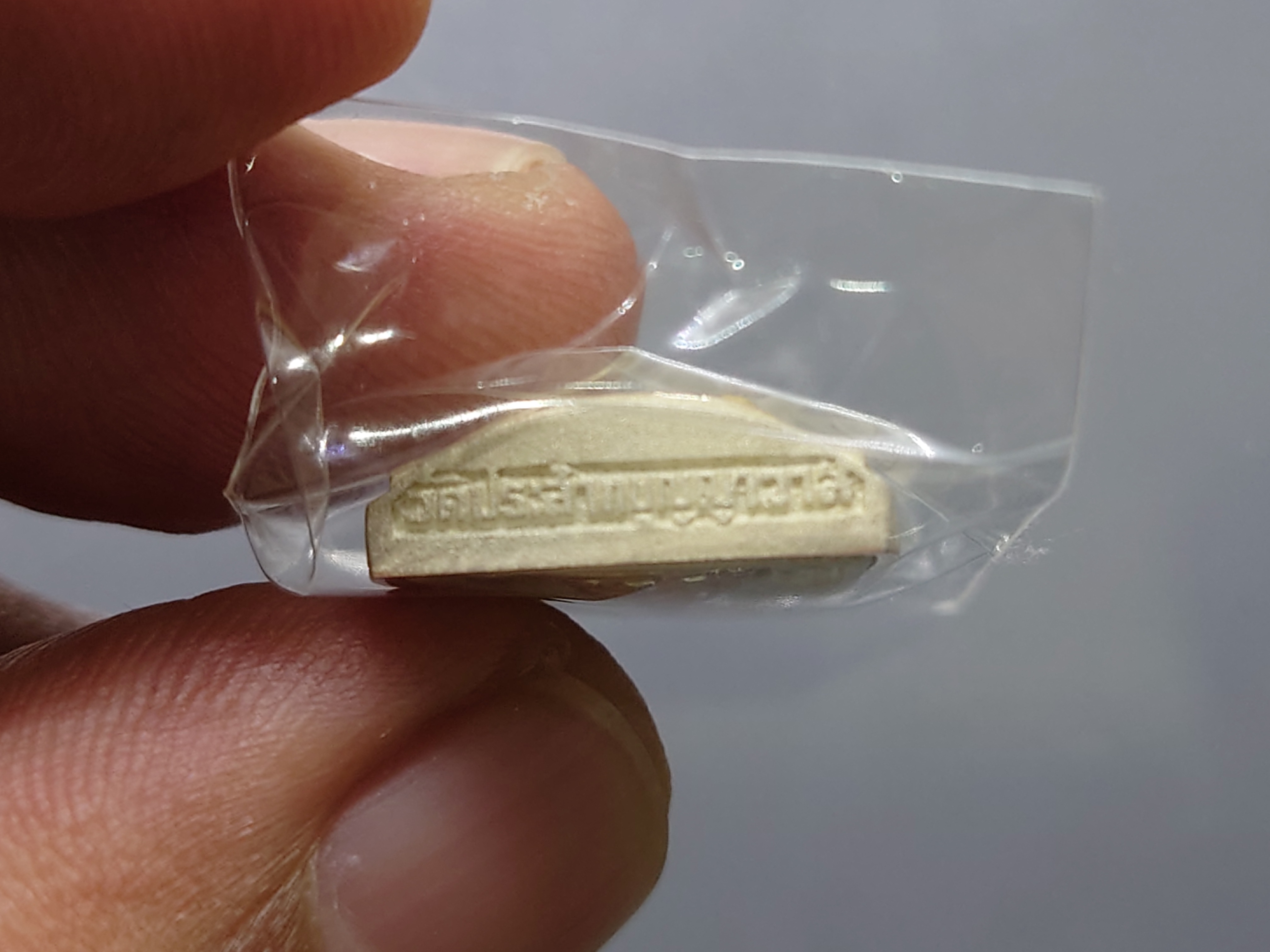 เหรียญหลวงปู่ทวด เนื้อเงิน 3 K รุ่นมงคลบารมี วัดประสาทบุญญาวาส พ.ศ.2545 พิมพ์สามเหลี่ยม ขนาดสูง 2.3 ซ.ม. พร้อมกล่องเดิม