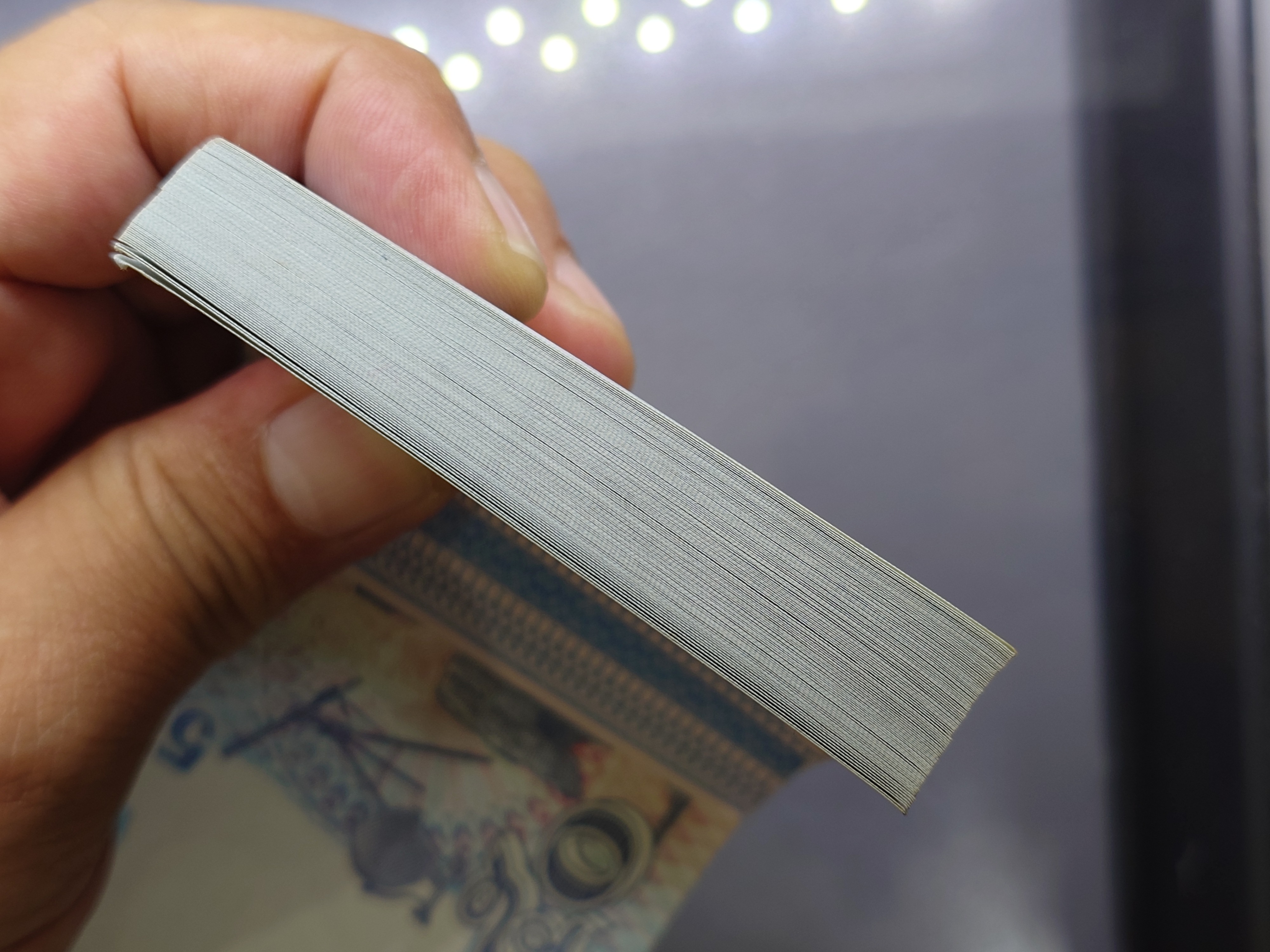 ธนบัตร 50 บาท (ยกแหนบ 100 ใบ เลขไม่เรียง) แบบ15 รุ่น2 (กระดาษ) พ.ศ.2547 ไม่ผ่านใช้