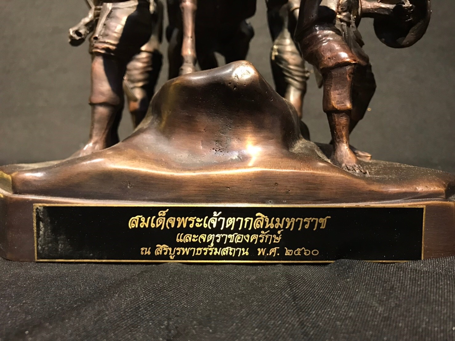 รูปหล่อ สมเด็จพระเจ้าตากสินมหาราช และจตุราชองครักษ์ ต้นแบบ องค์ประดิษฐาน ณ สิริบูรพาธรรมสถาน ปี พ.ศ. 2560