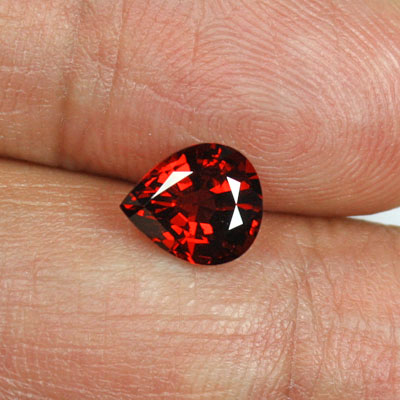 **ขายแล้ว**โกเมนสีเเดงอมม่วงหรือโรโดไลท์ (Rhodolite Garnet) 1.80 กะรัต รูปร่างดี ไฟดี