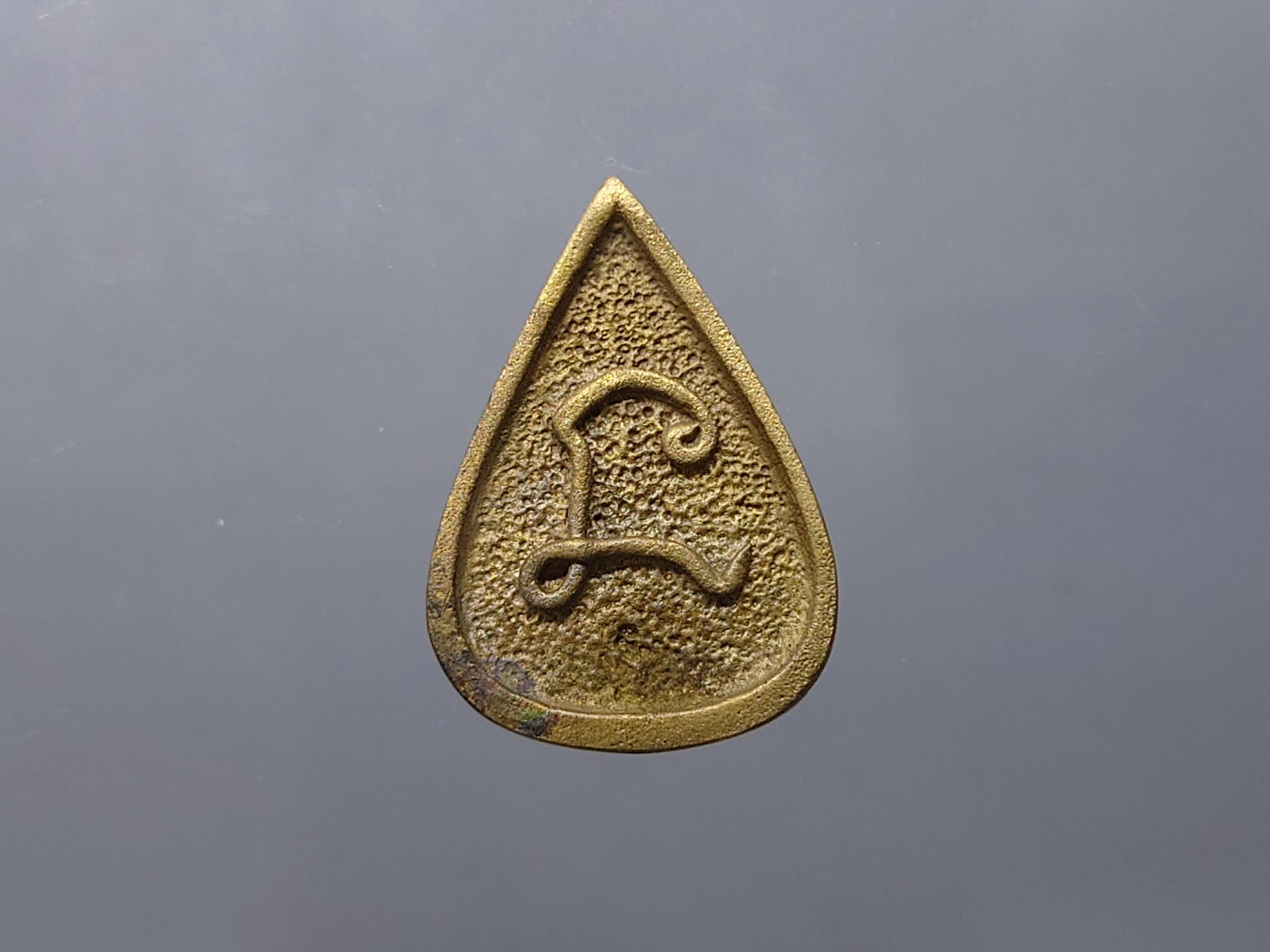 พระแก้วมรกต ทรงเครื่องฤดูหนาว เนื้อนวะ รุ่น 23 ตุลามหามงคล พิมพ์ใบโพธิ หลวงพ่อเกษม เขมโก ปลุกเสก สำนักสุสานไตรลักษณ์ ลำปาง ปี2538 พร้อมกล่อง