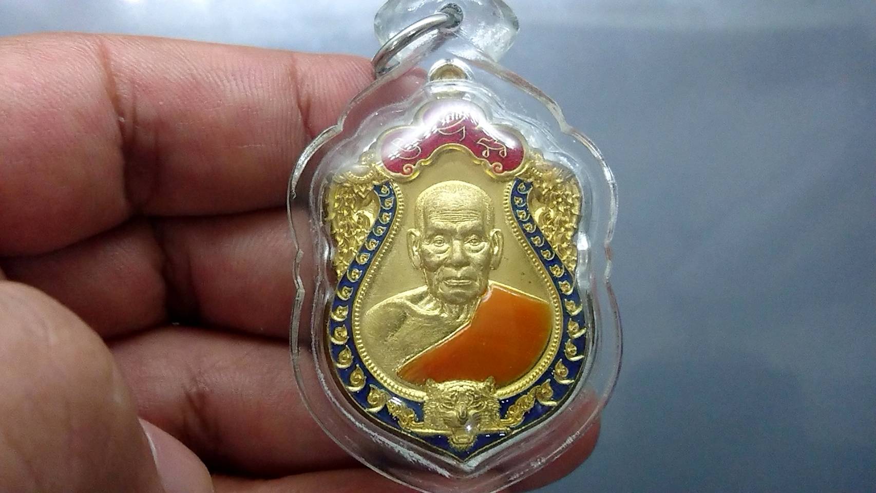 เหรียญเสมาเสือคาบดาบ รุ่น2 เนื้อทองทิพย์ ลงยาขอบน้ำเงิน ซุ้มแดง ลงยาจีวร หลวงพ่อพัฒน์ วัดห้วยด้วน โคท 115